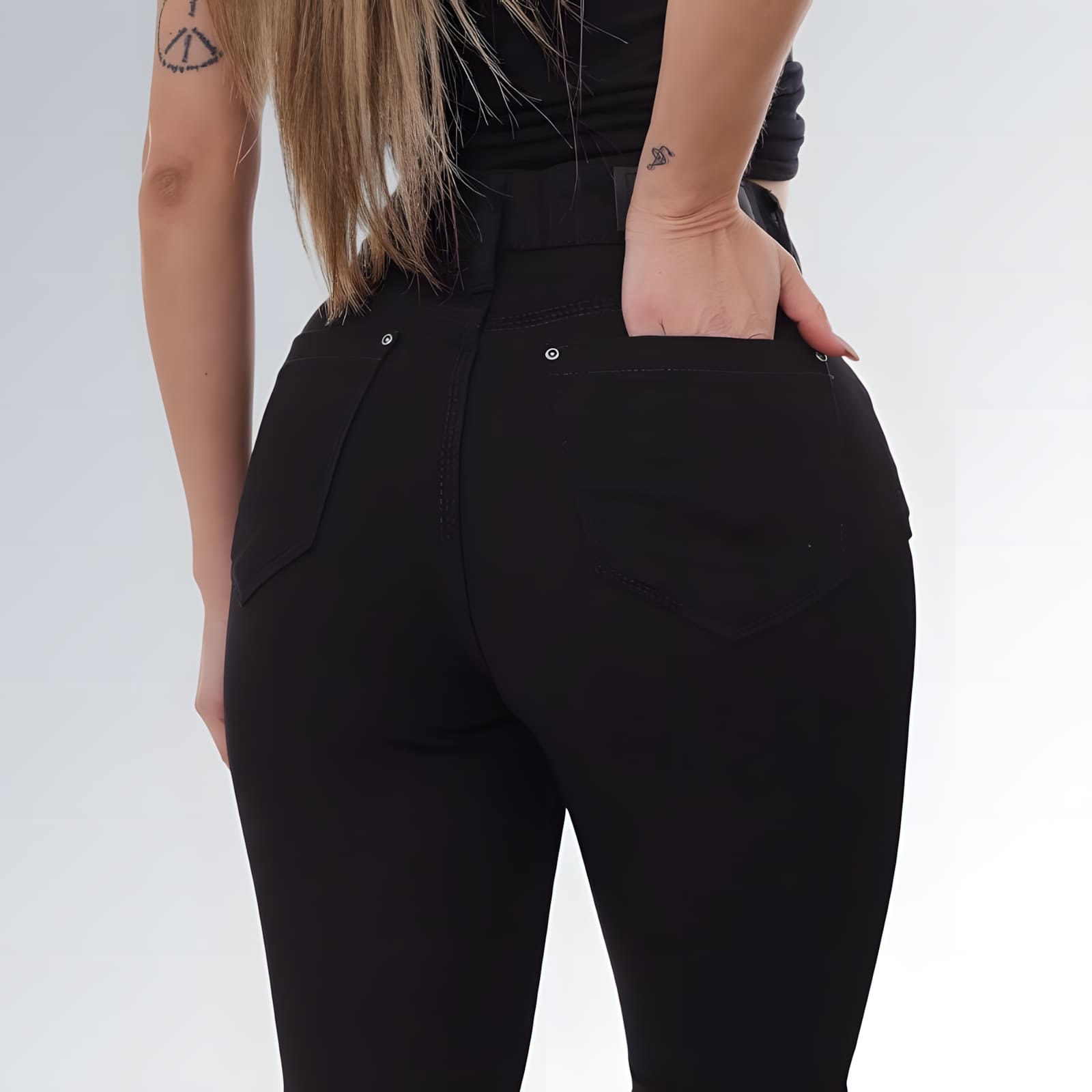 Calça jeans flare preta feminina com cintura média, fechamento frontal em botão e zíper, tecido ajustado e barra levemente aberta — peça moderna disponível para venda online de moda casual e elegante.