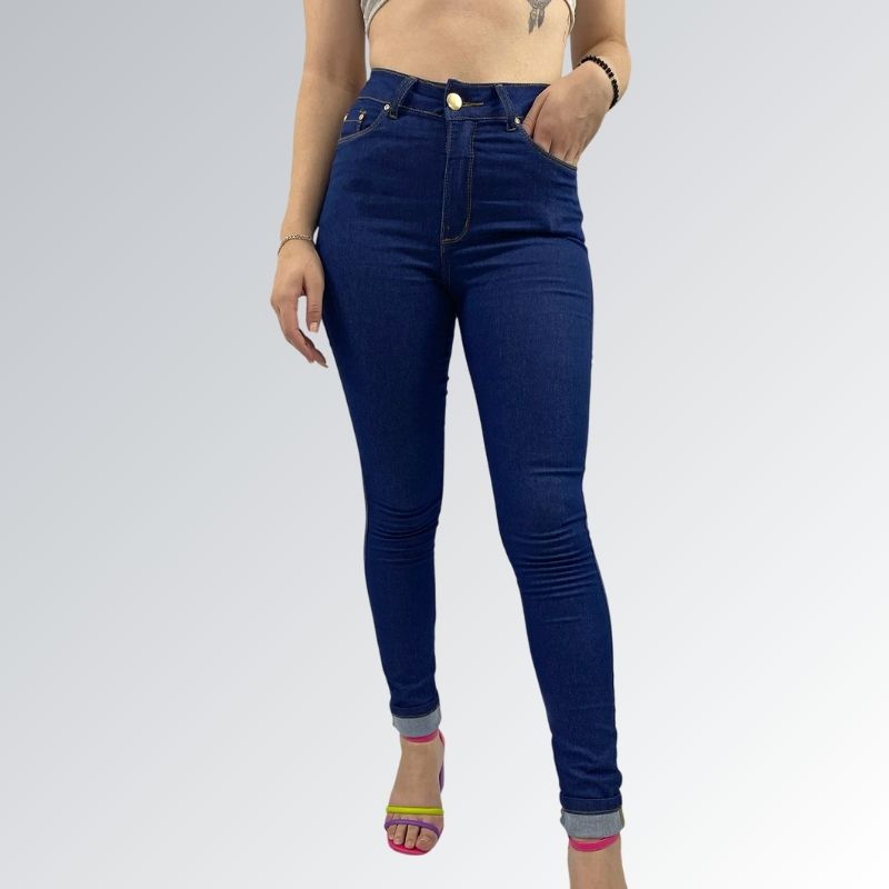 Calça jeans skinny feminina escura Pthirillo de cintura alta com fechamento em botão e zíper, bolsos frontais e costura aparente — peça moderna disponível para venda online de moda casual.