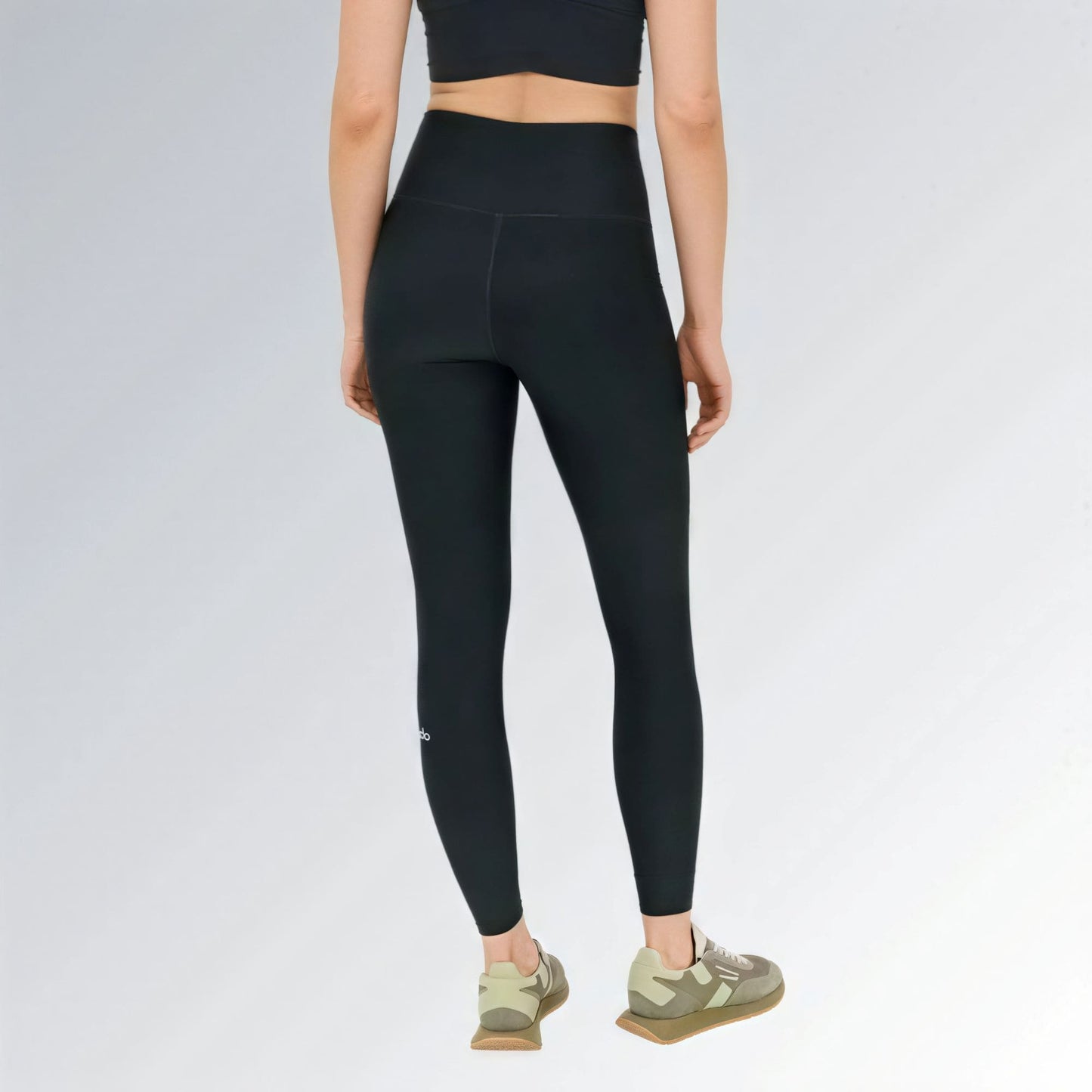 Calça legging feminina preta de cintura alta com ajuste firme, estilo urbano esportivo e visual moderno.