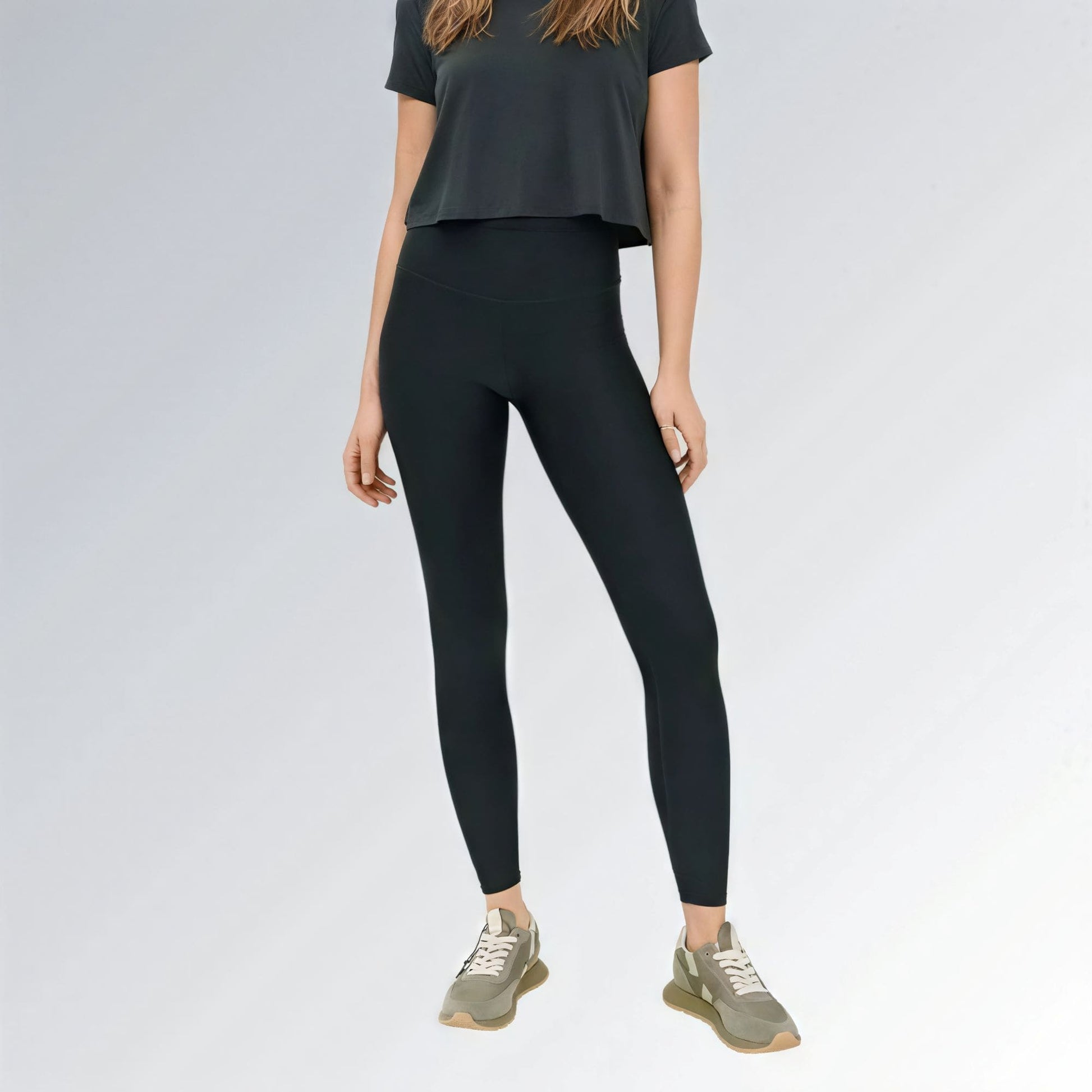 Calça legging feminina preta de cintura alta com ajuste firme, estilo urbano esportivo e visual moderno.