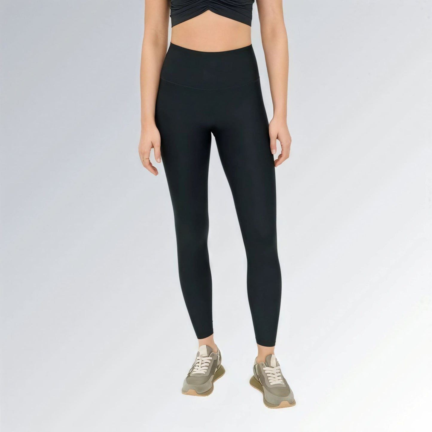 Calça legging feminina preta de cintura alta com ajuste firme, estilo urbano esportivo e visual moderno.