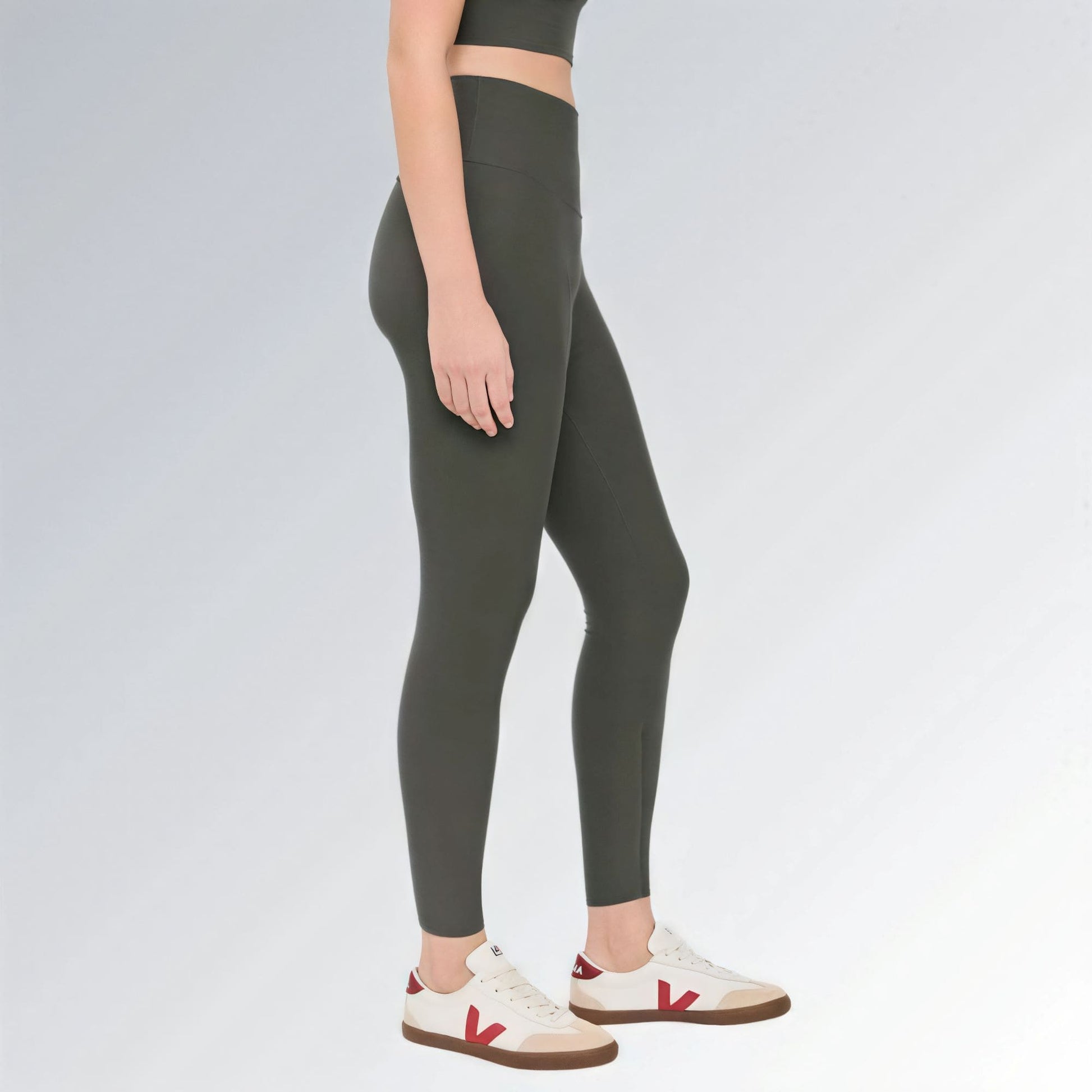 Calça legging feminina cinza escura de cintura alta com ajuste firme, estilo urbano esportivo e visual moderno.