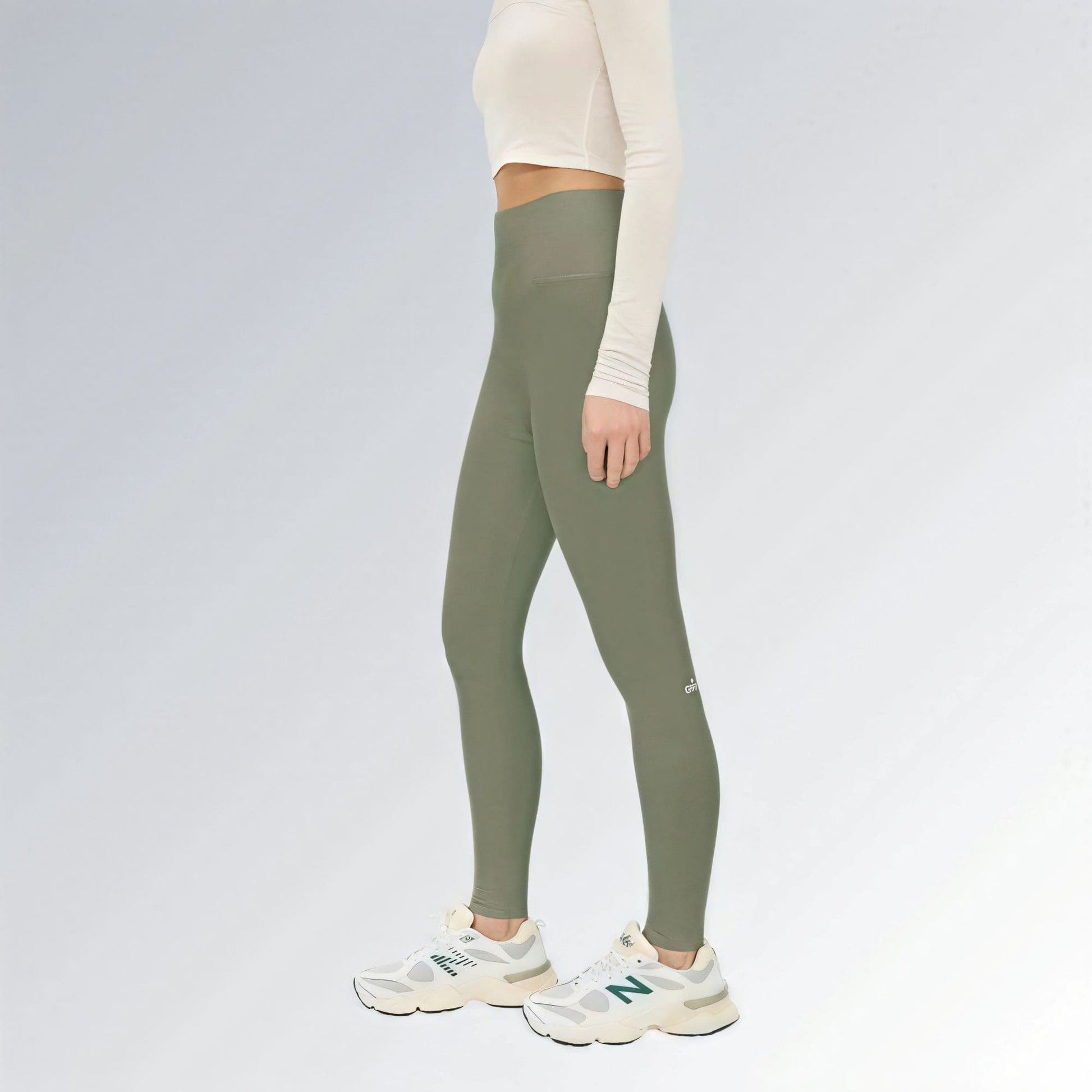 Calça legging feminina verde de cintura alta com ajuste firme, estilo urbano esportivo e visual moderno.