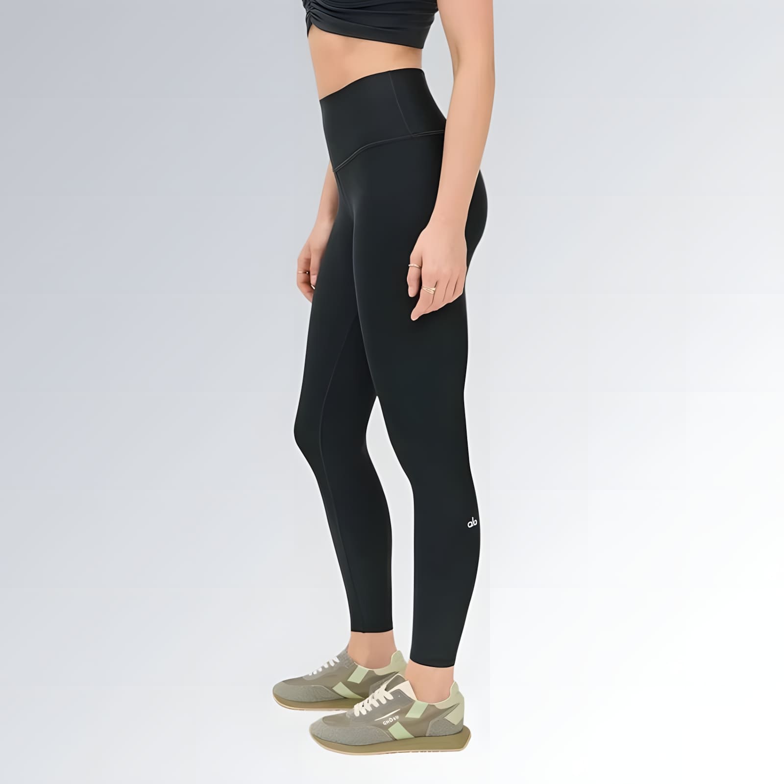 Calça legging feminina preta de cintura alta com ajuste firme, estilo urbano esportivo e visual moderno.