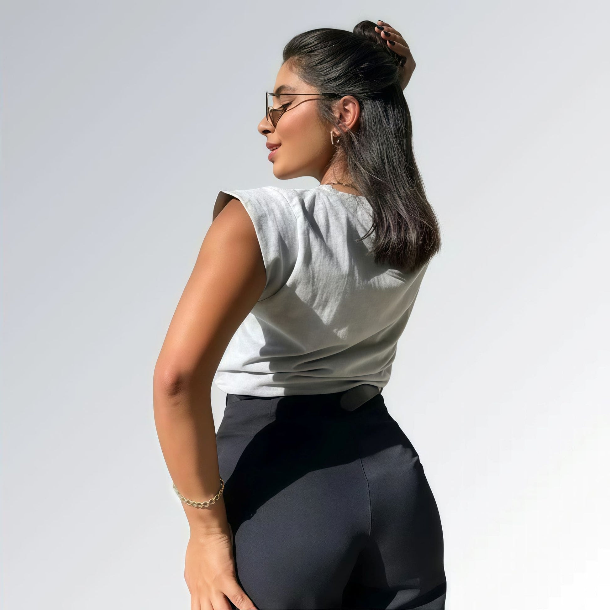 Camiseta muscle tee algodão feminina cinza sem mangas estilo morcego — peça moderna disponível para venda online de moda casual e sofisticada.