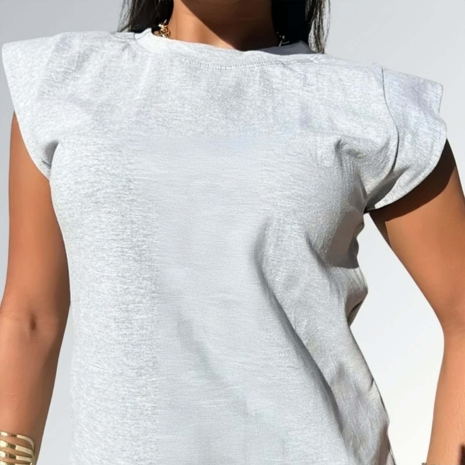 Camiseta muscle tee algodão feminina cinza sem mangas estilo morcego — peça moderna disponível para venda online de moda casual e sofisticada.