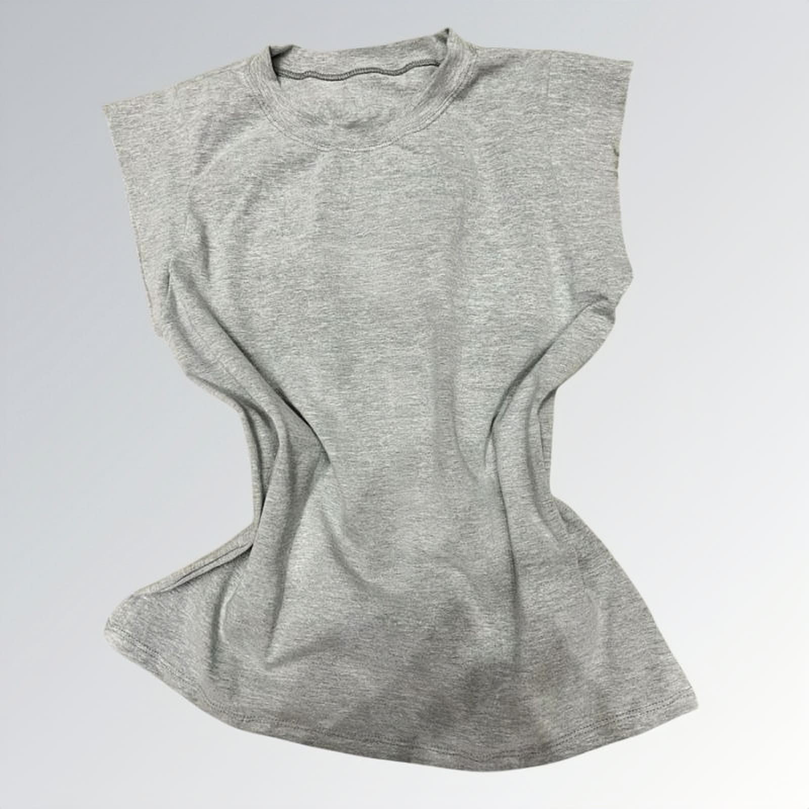 Camiseta muscle tee algodão feminina cinza sem mangas estilo morcego — peça moderna disponível para venda online de moda casual e sofisticada.
