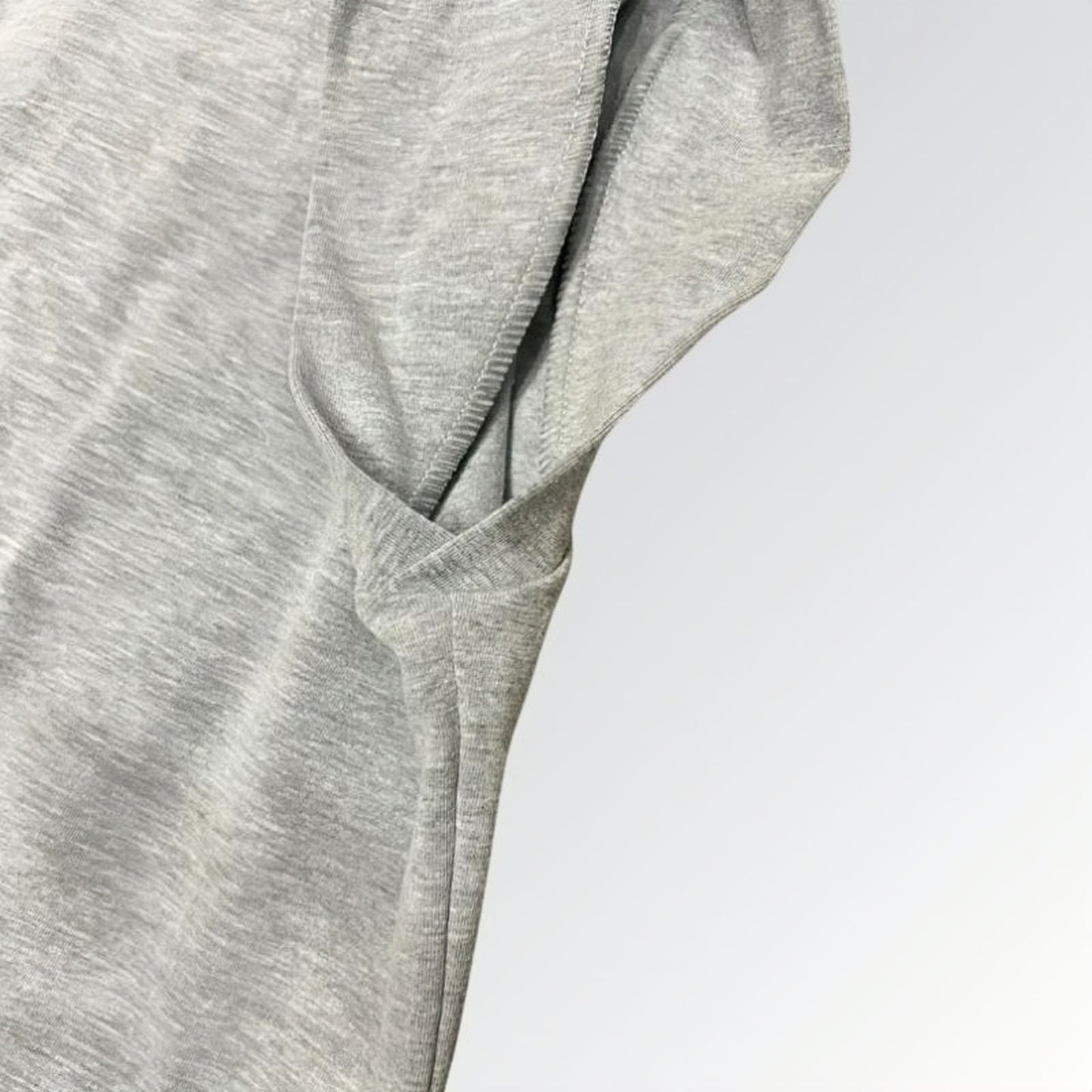 Camiseta muscle tee algodão feminina cinza sem mangas estilo morcego — peça moderna disponível para venda online de moda casual e sofisticada.