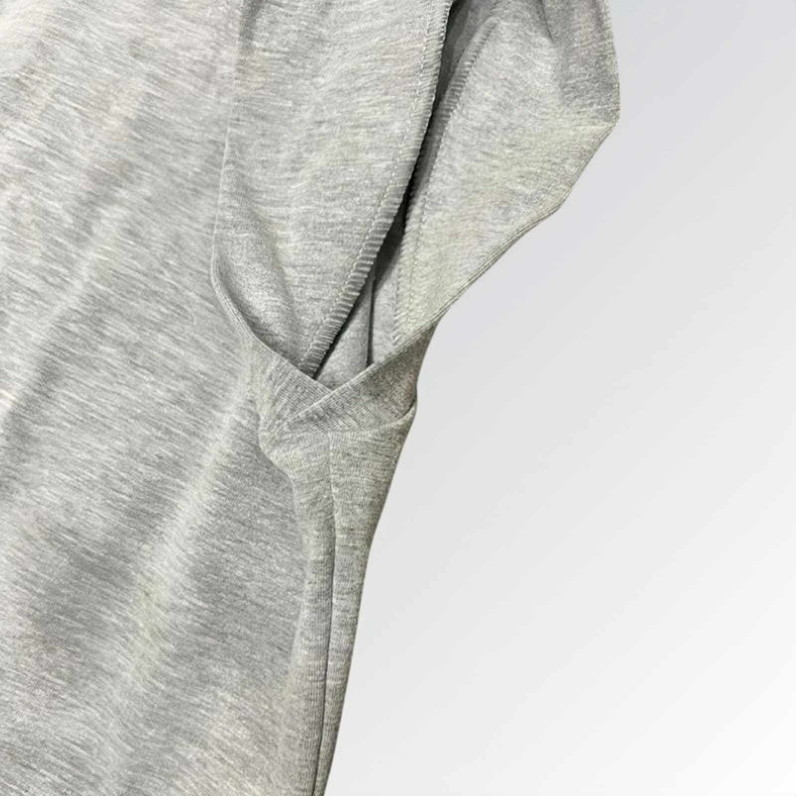 Camiseta muscle tee algodão feminina cinza sem mangas estilo morcego — peça moderna disponível para venda online de moda casual e sofisticada.