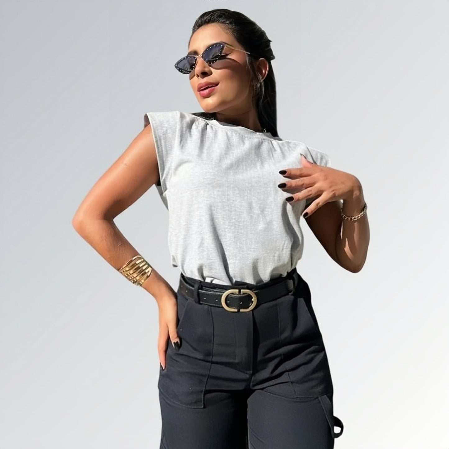 Camiseta muscle tee algodão feminina cinza sem mangas estilo morcego — peça moderna disponível para venda online de moda casual e sofisticada.