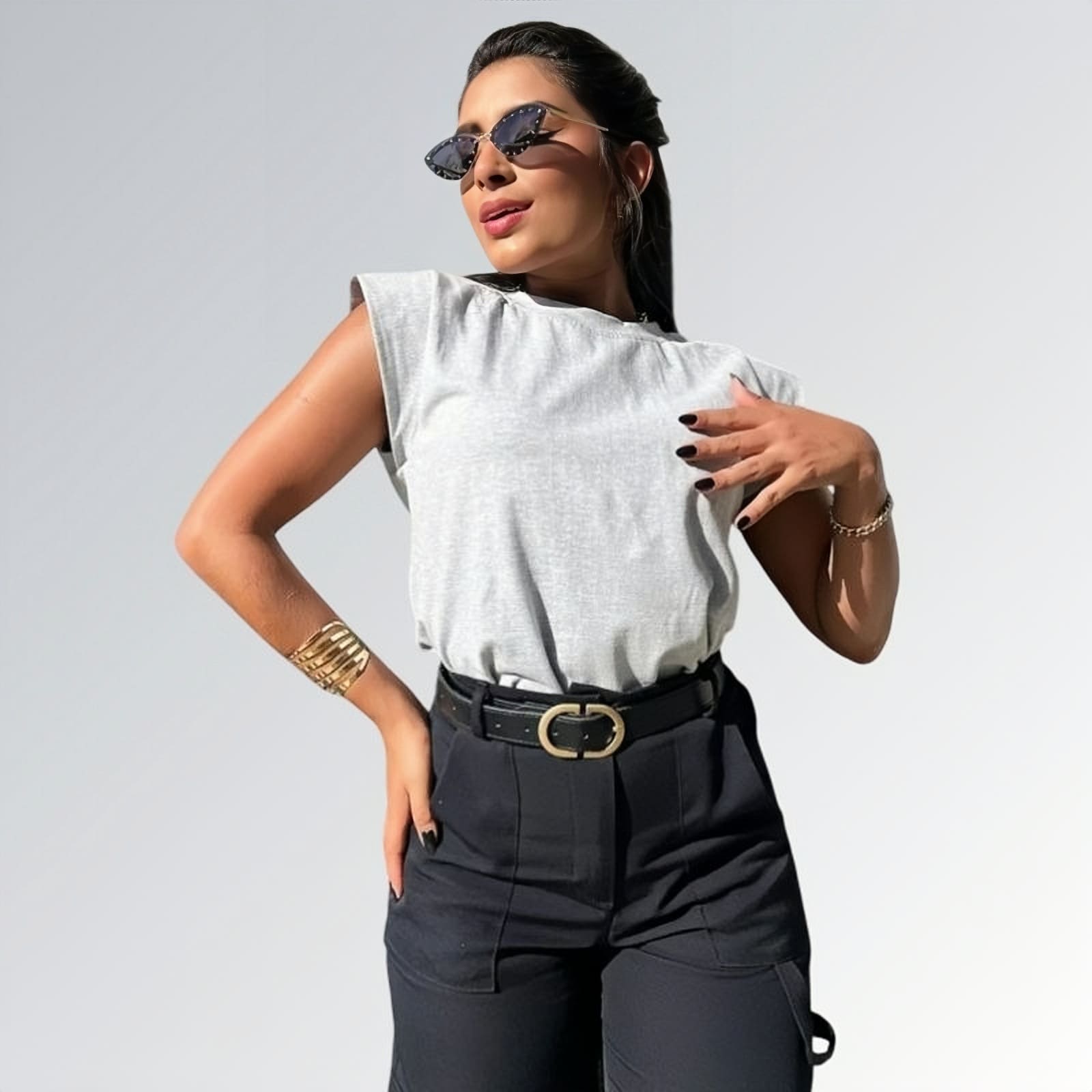 Camiseta muscle tee algodão feminina cinza sem mangas estilo morcego — peça moderna disponível para venda online de moda casual e sofisticada.