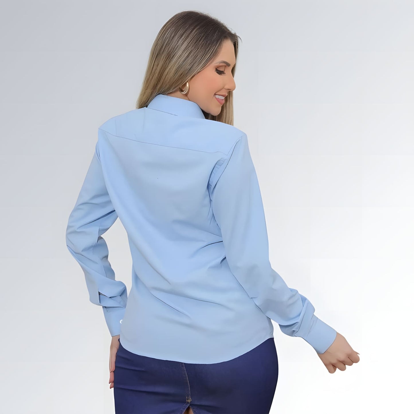 Camisa social feminina azul-claro slim Pthirillo manga longa com gola clássica e fechamento frontal em botões — peça elegante disponível para venda online de moda formal e casual.