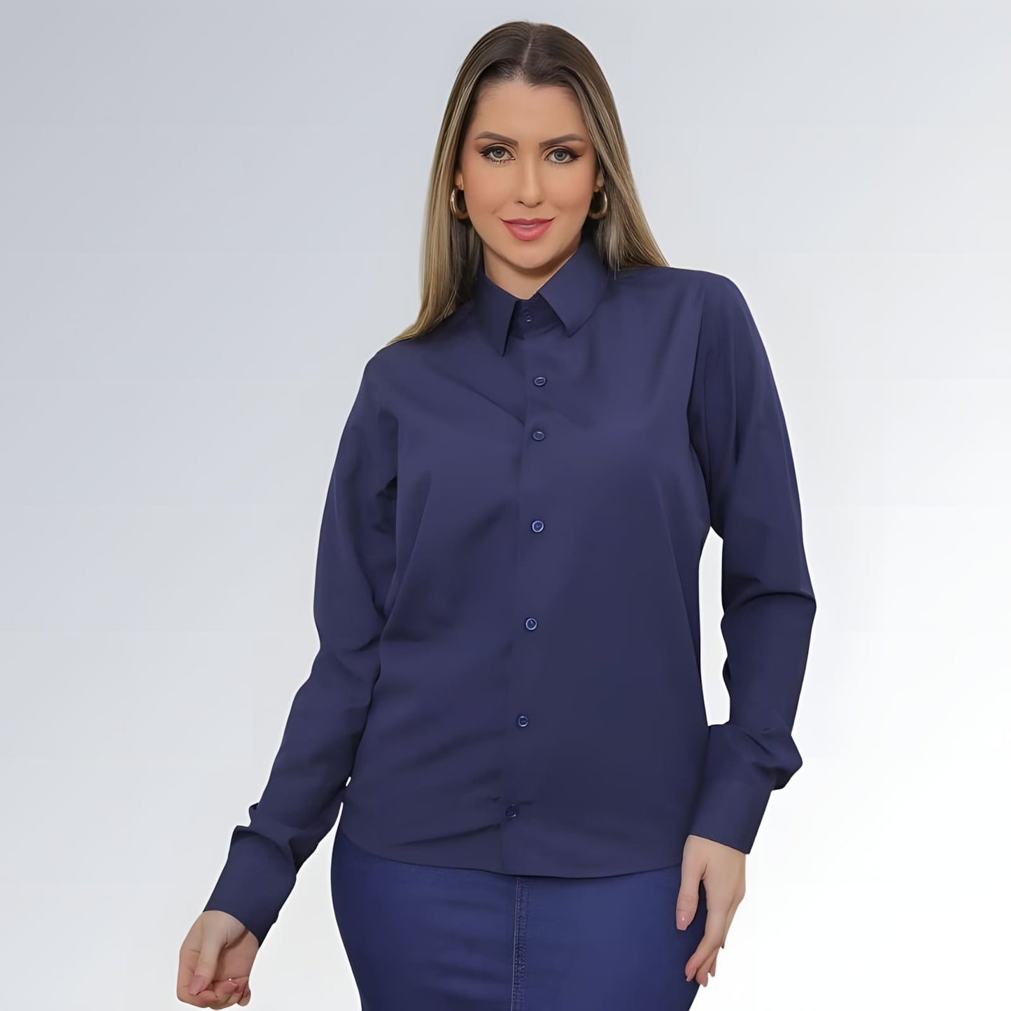Camisa social manga longa modelagem slim feminina azul marinho com gola clássica e botões frontais — peça elegante disponível para venda online de moda feminina formal e casual.
