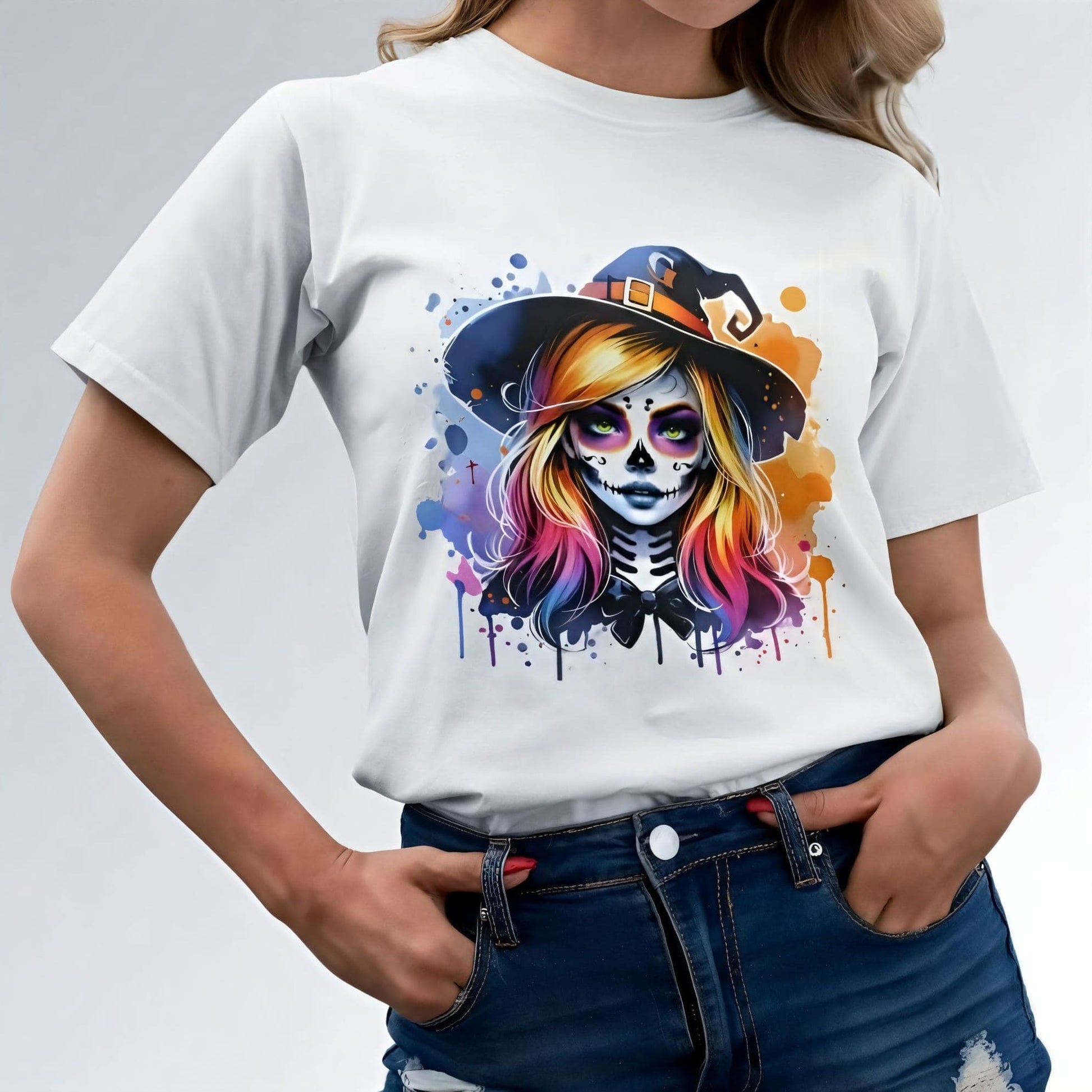 Camiseta feminina branca GuGi com estampa artística de bruxa estilo Halloween, alças finas e visual criativo.