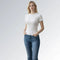 Camiseta feminina estilo vintage gola careca com acabamento ondulado em tecido canelado branco, combinada com jeans azul — peça moderna disponível para venda online de moda casual.
