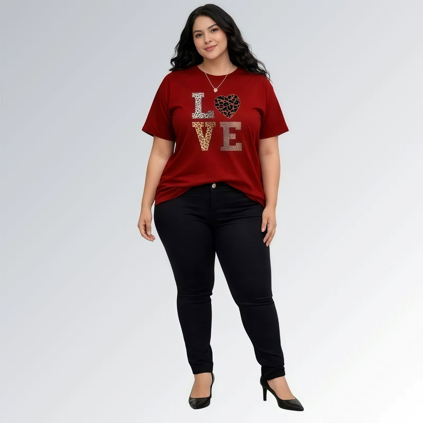Modelo vestida com uma camisa vermelha feminina com estampa LOVE em animal print e calça preta.