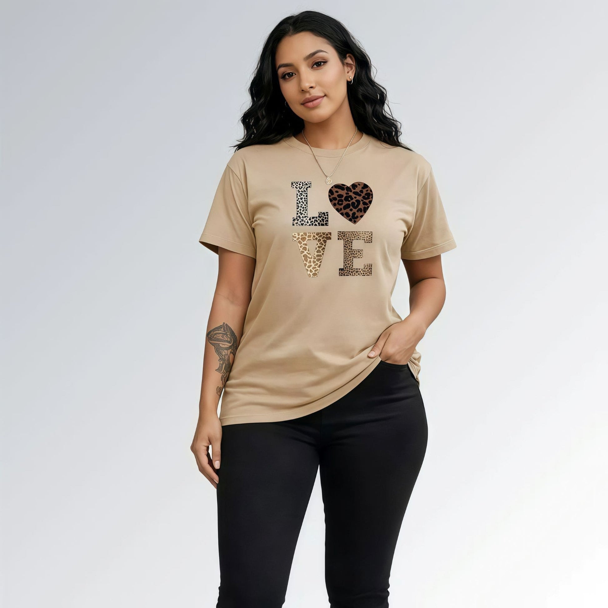 Modelo vestida com uma camisa feminina com estampa LOVE em animal print e calça preta.