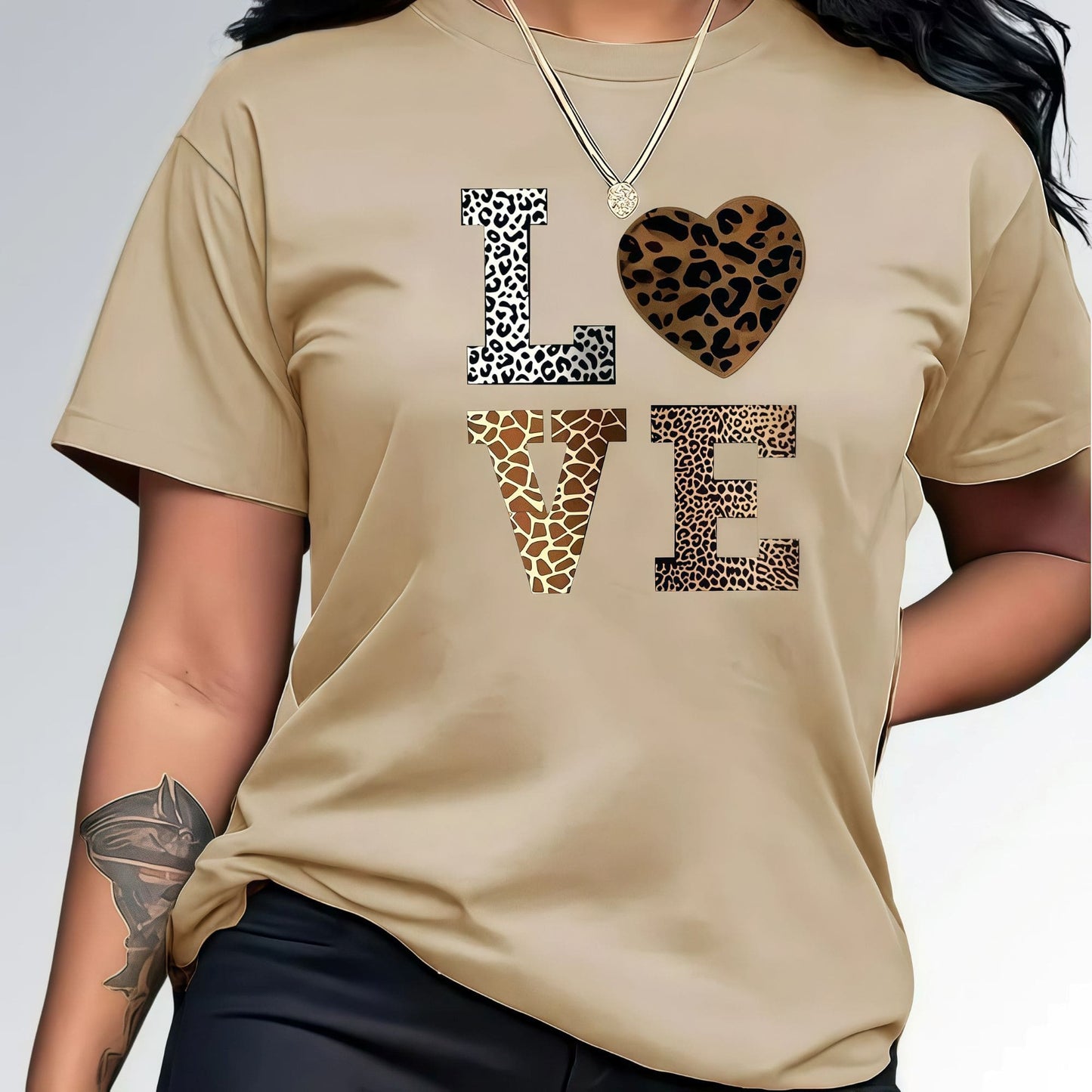 Modelo vestida com uma camisa feminina com estampa LOVE em animal print e calça preta.