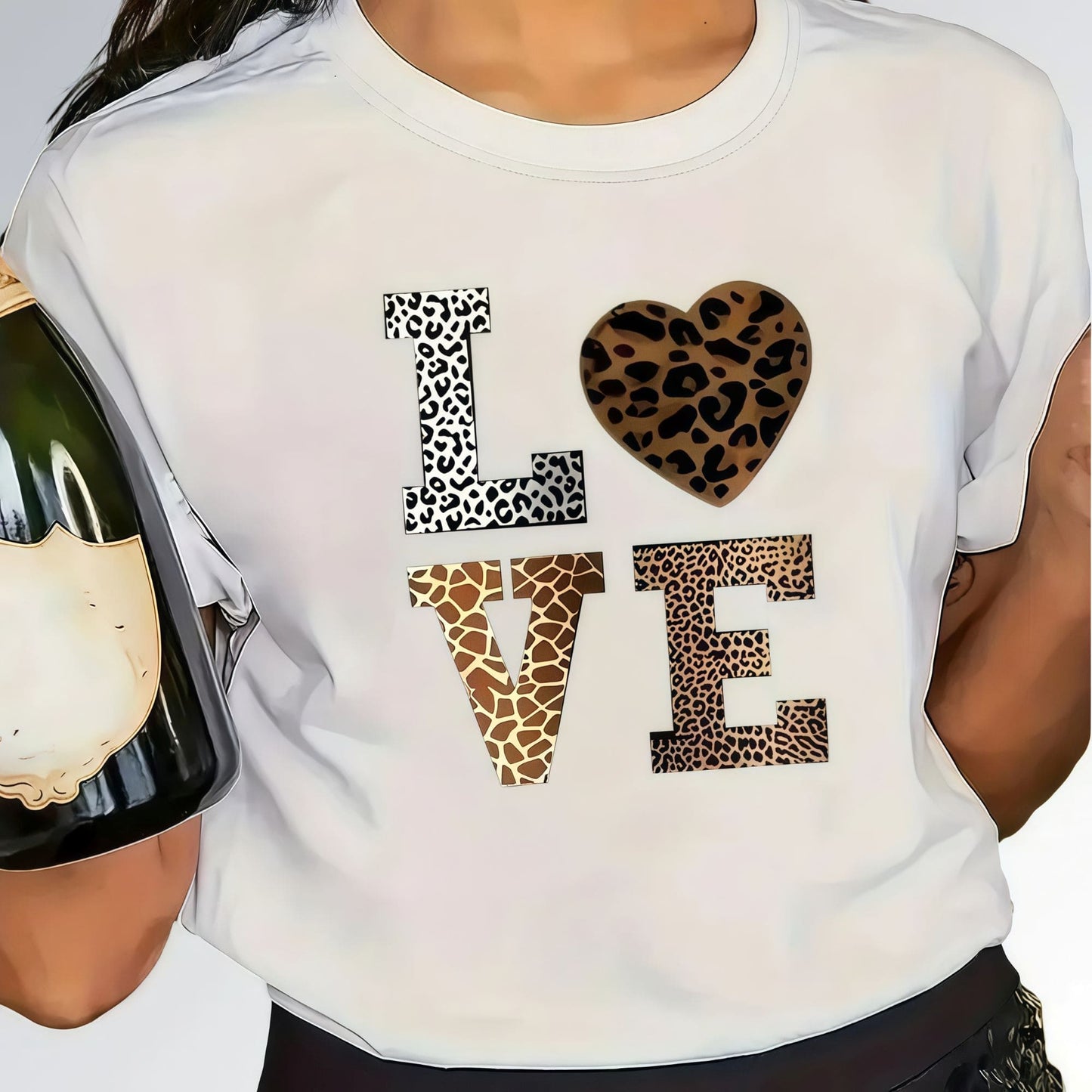 Modelo vestida com uma camisa branca feminina com estampa LOVE em animal print e calça preta.