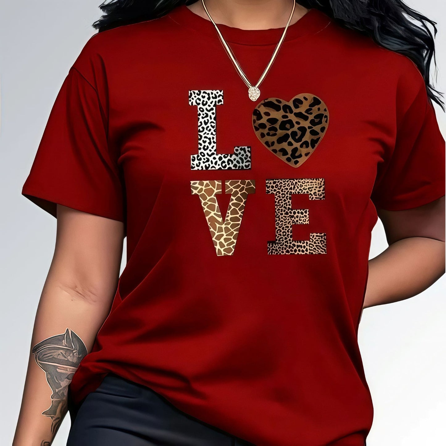 Modelo vestida com uma camisa vermelha feminina com estampa LOVE em animal print e calça preta.