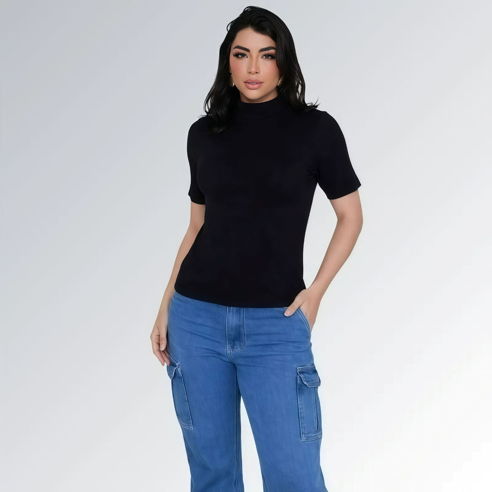 Camiseta manga curta gola alta parcial feminina preta ajustada, combinada com calça jeans cargo azul com bolsos laterais — peça moderna disponível para venda online de moda casual.