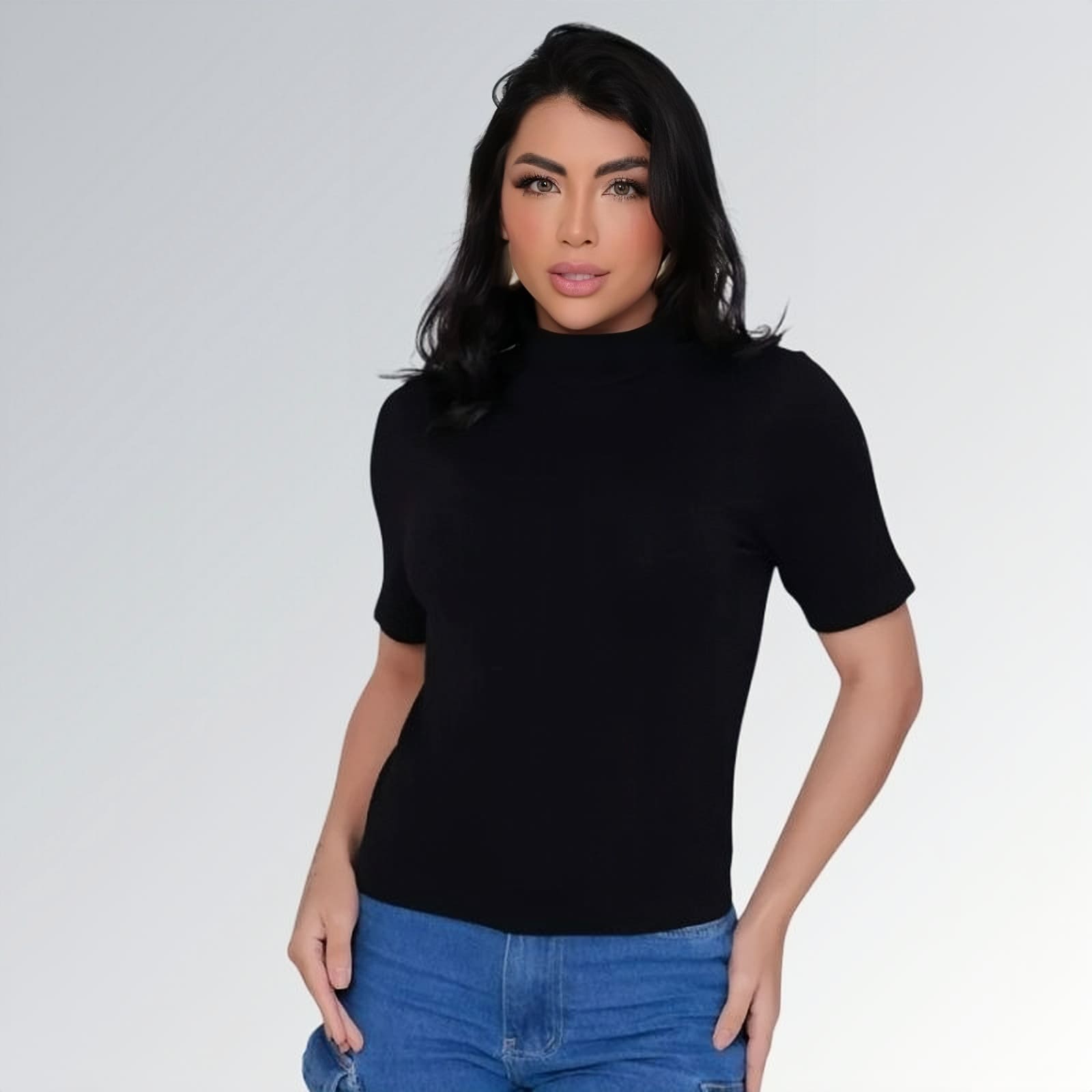 Camiseta manga curta gola alta parcial feminina preta ajustada, combinada com calça jeans cargo azul com bolsos laterais — peça moderna disponível para venda online de moda casual.