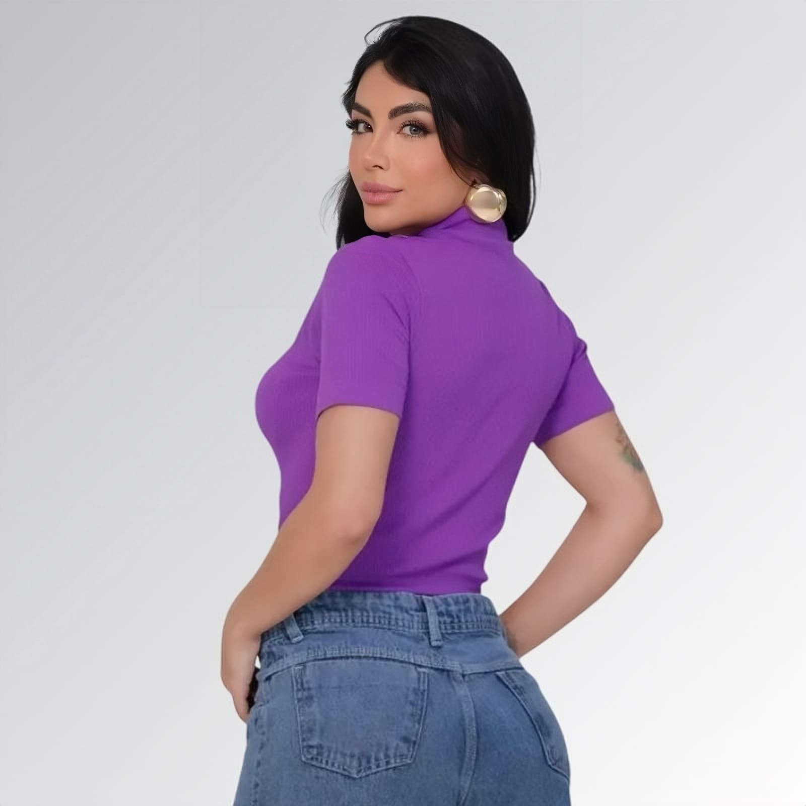 Camiseta manga curta gola alta parcial feminina roxa ajustada, combinada com calça jeans cargo azul com bolsos laterais — peça moderna disponível para venda online de moda casual.