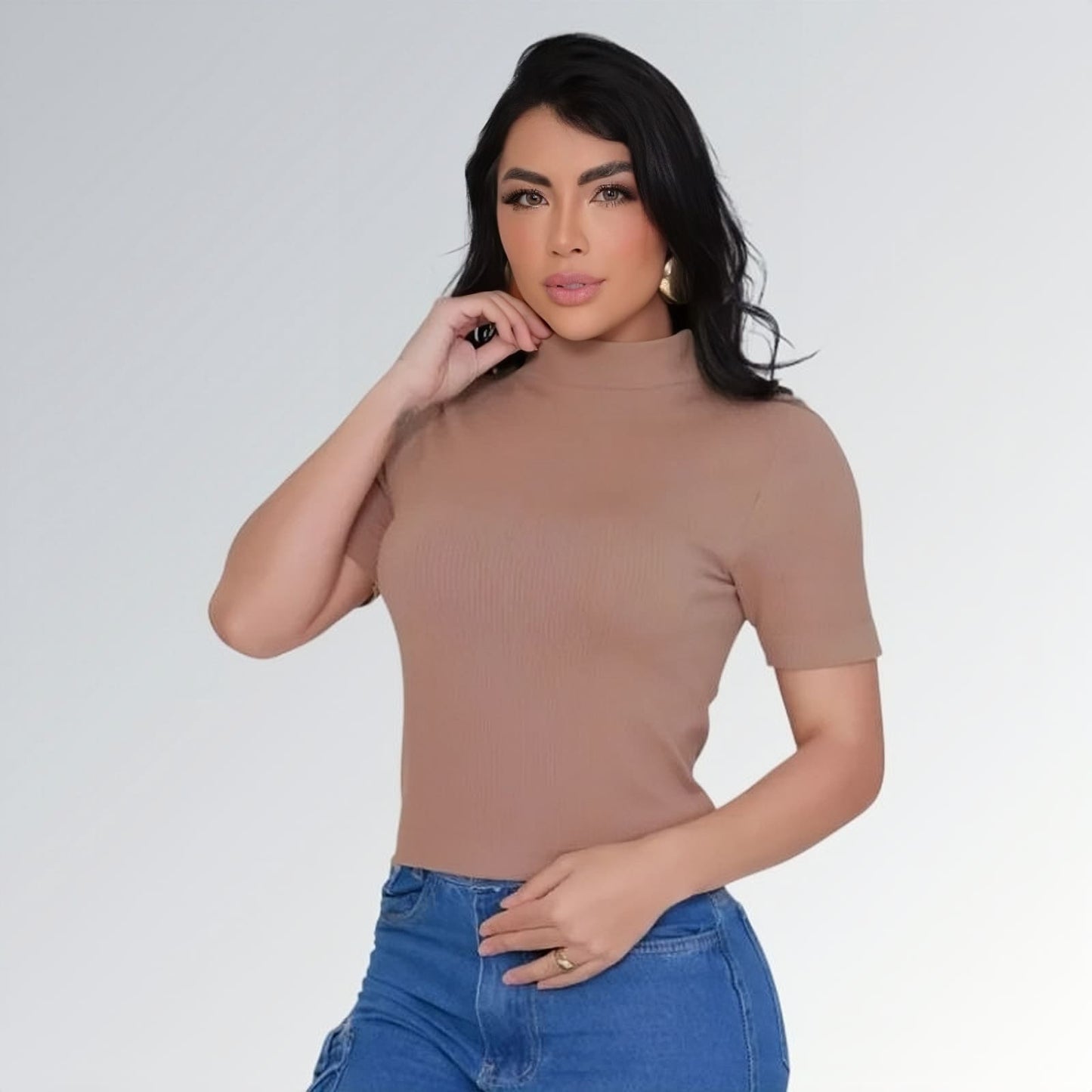 Camiseta manga curta gola alta parcial feminina champanhe ajustada, combinada com calça jeans cargo azul com bolsos laterais — peça moderna disponível para venda online de moda casual.
