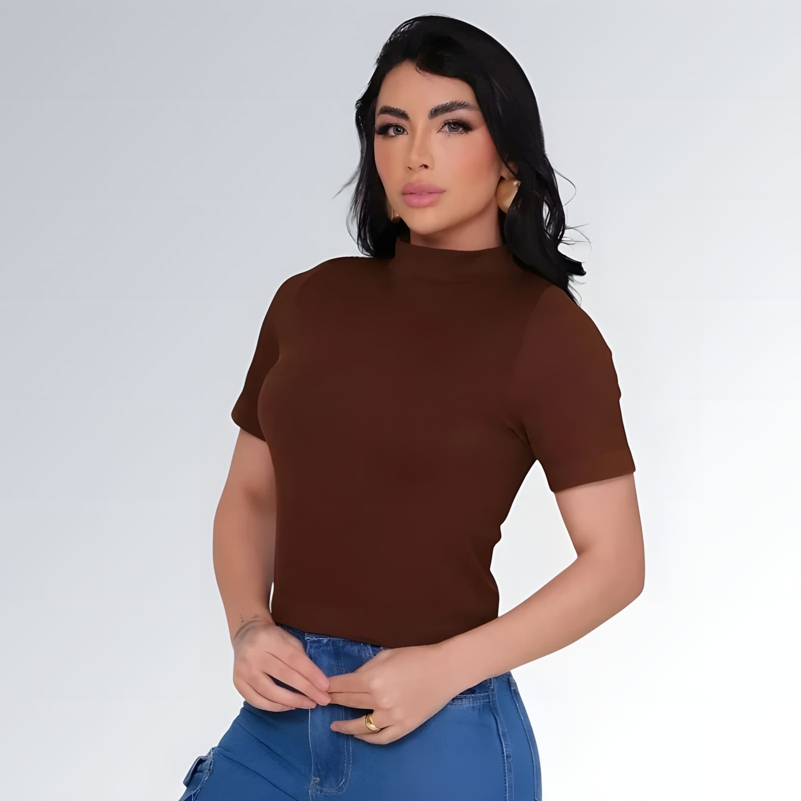 Camiseta manga curta gola alta parcial feminina marrom ajustada, combinada com calça jeans cargo azul com bolsos laterais — peça moderna disponível para venda online de moda casual.