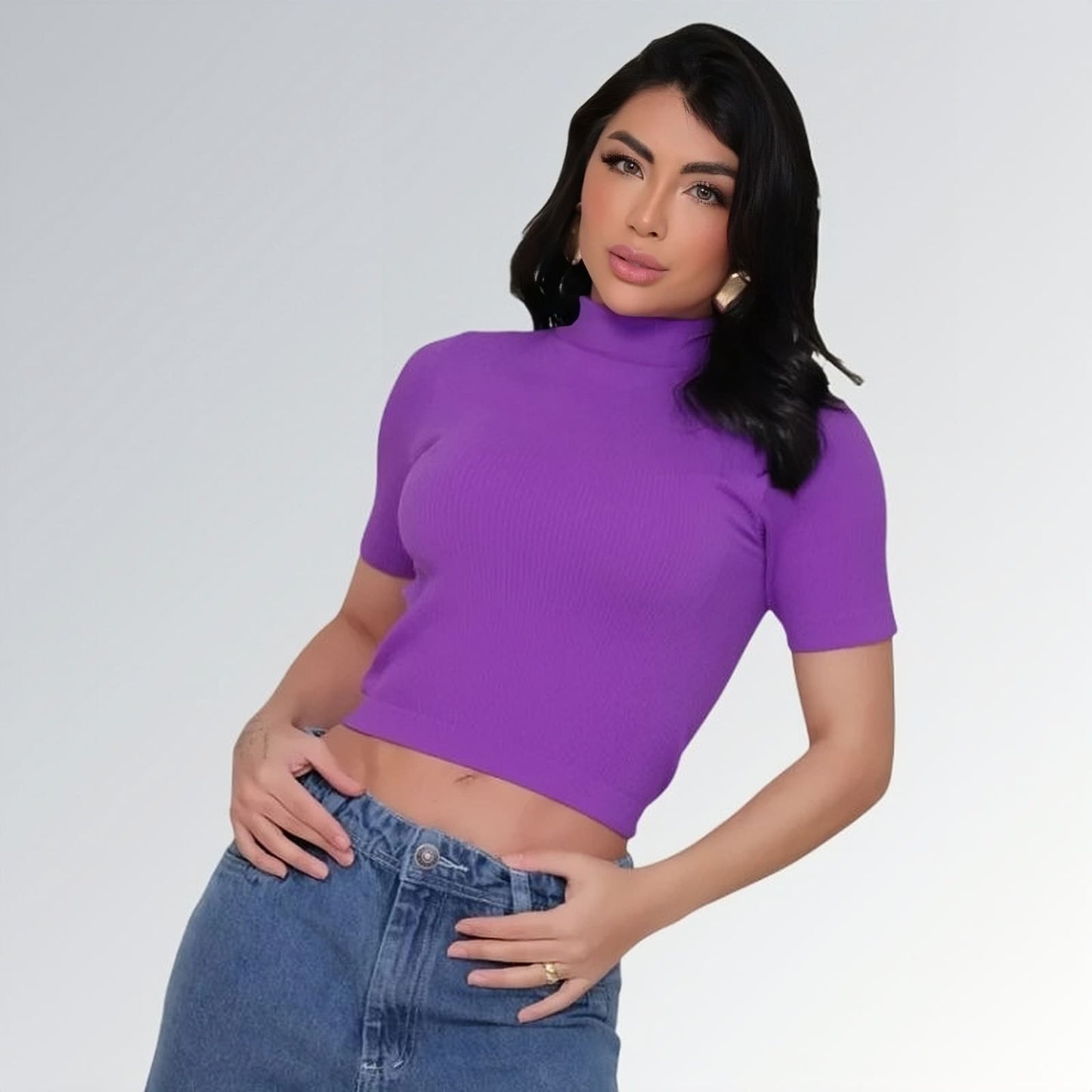Camiseta manga curta gola alta parcial feminina roxa ajustada, combinada com calça jeans cargo azul com bolsos laterais — peça moderna disponível para venda online de moda casual.