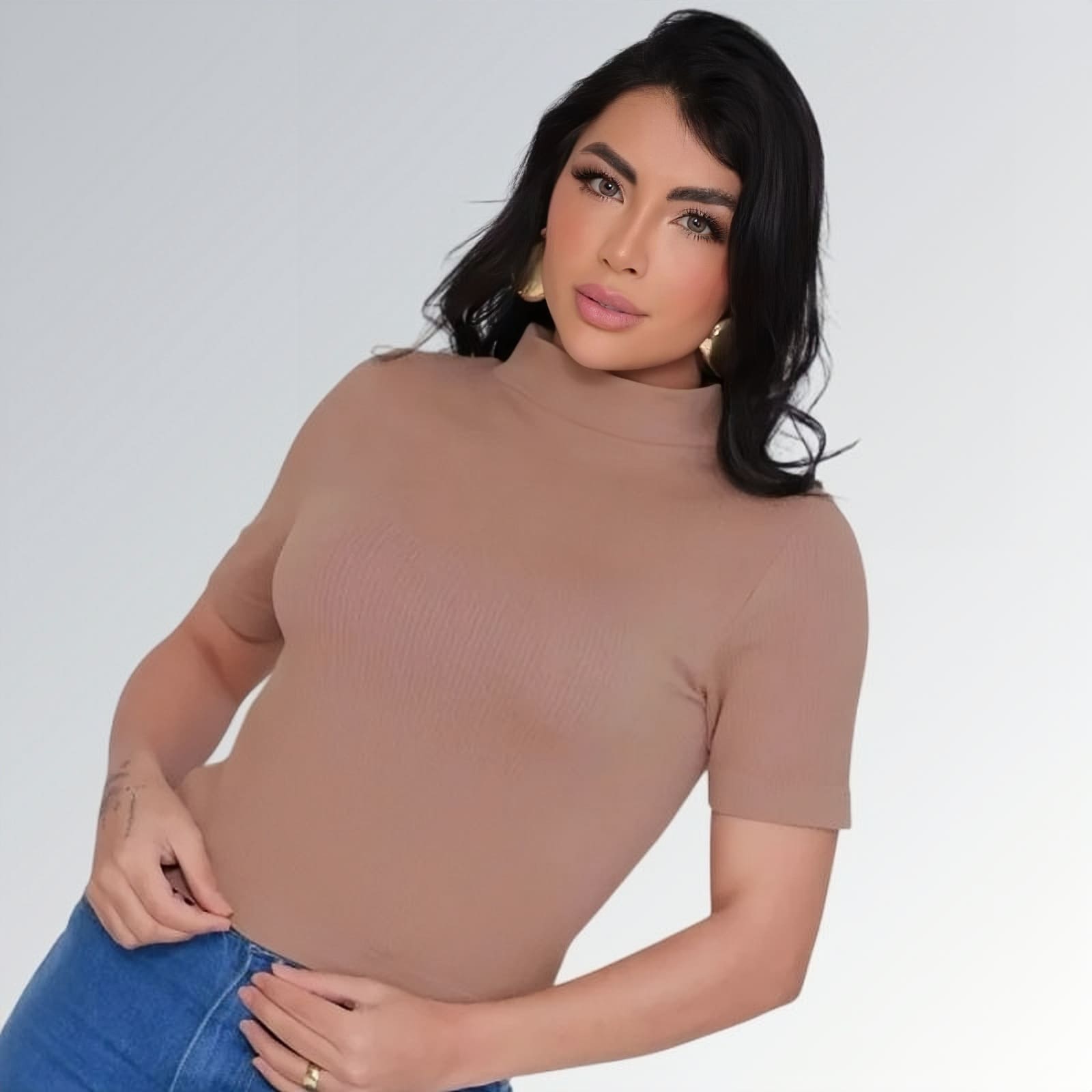 Camiseta manga curta gola alta parcial feminina champanhe ajustada, combinada com calça jeans cargo azul com bolsos laterais — peça moderna disponível para venda online de moda casual.