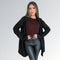 Blazer Cardigã kimono feminino preto longo sobre blusa vinho e calça de couro preta — peça versátil disponível para venda online de moda feminina elegante.