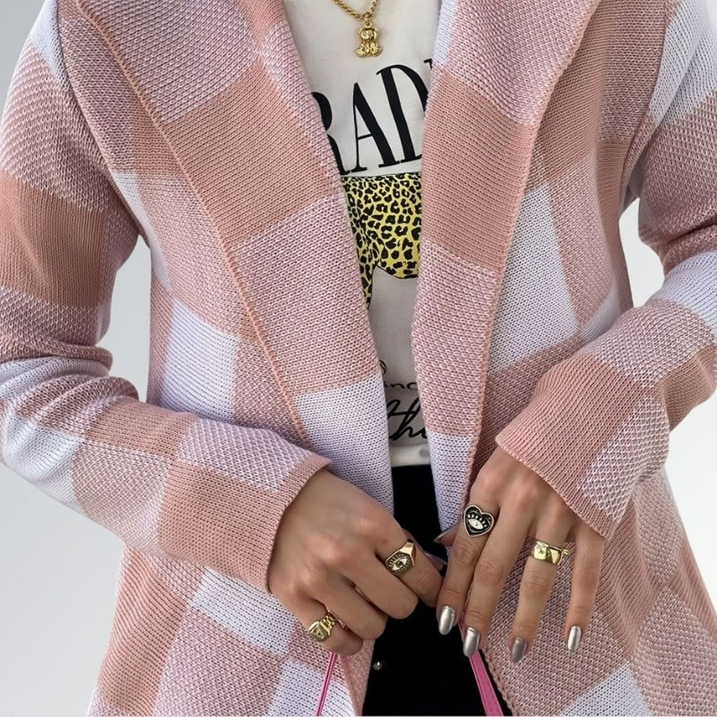 Blazer Cardigã kimono feminino rosa e branco longo  — peça versátil disponível para venda online de moda feminina elegante.