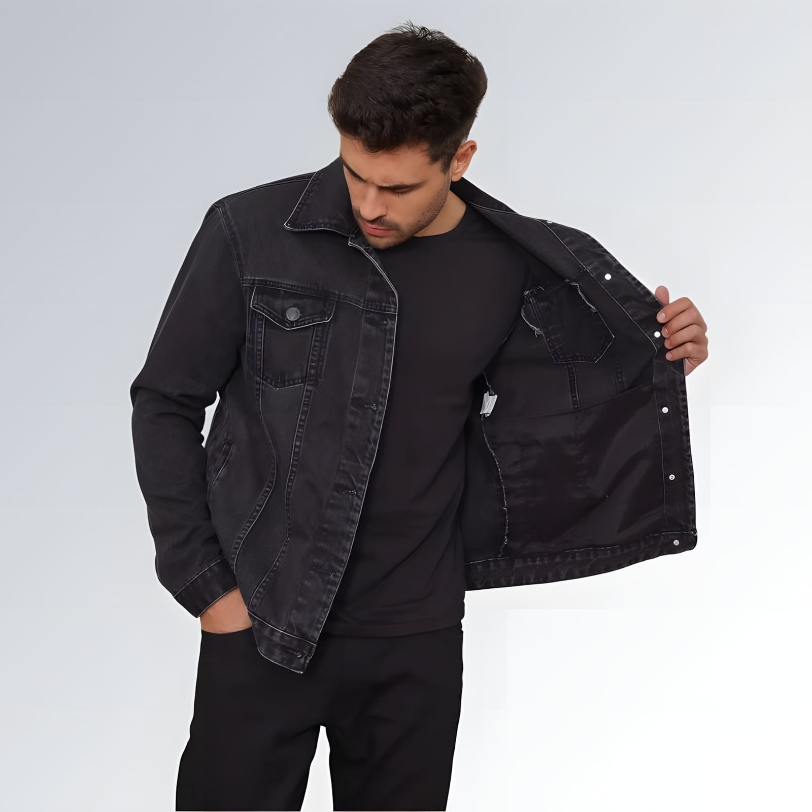 Jaqueta jeans preta Pthirillo masculina com fechamento frontal em botões, bolsos no peito e costura aparente — peça moderna disponível para venda online de moda masculina casual.