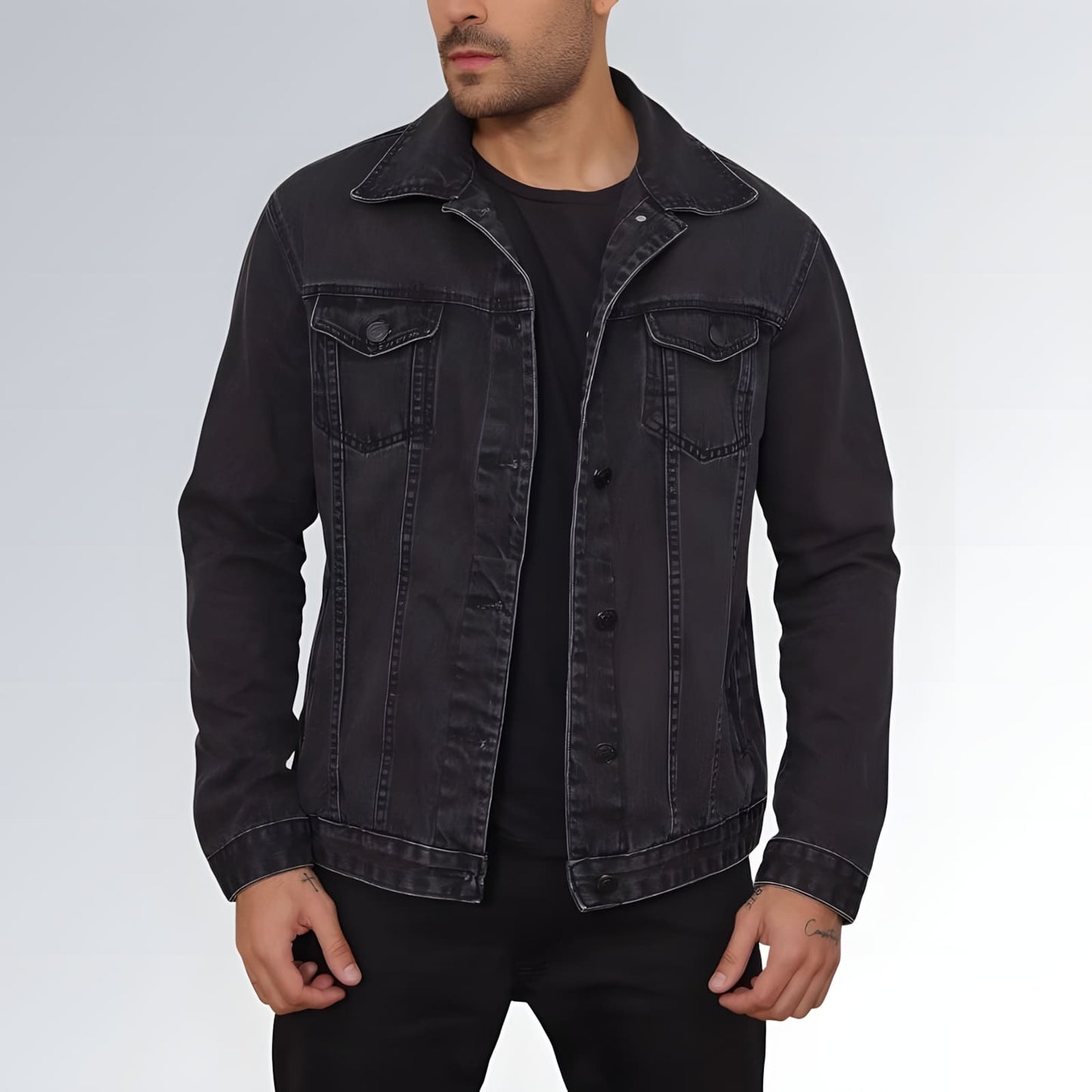 Jaqueta jeans preta Pthirillo masculina com fechamento frontal em botões, bolsos no peito e costura aparente — peça moderna disponível para venda online de moda masculina casual.