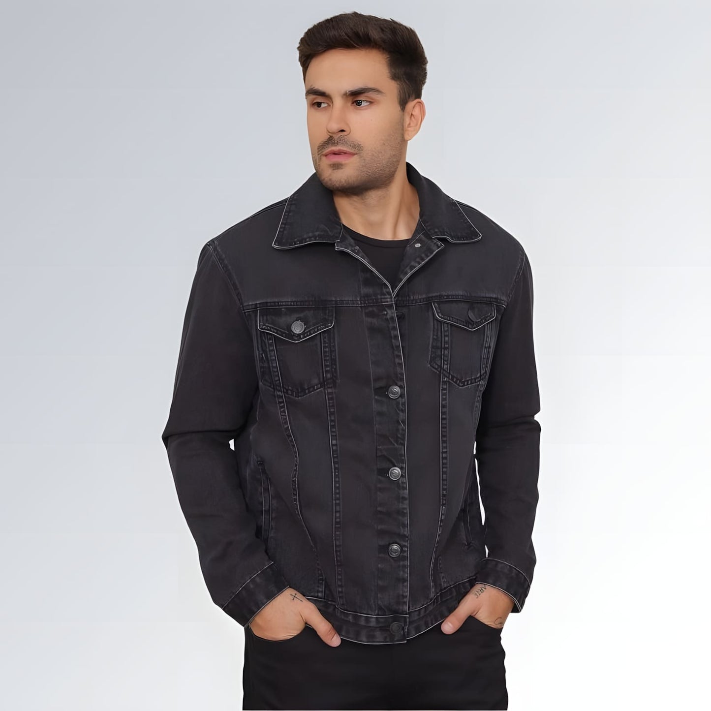 Jaqueta jeans preta Pthirillo masculina com fechamento frontal em botões, bolsos no peito e costura aparente — peça moderna disponível para venda online de moda masculina casual.