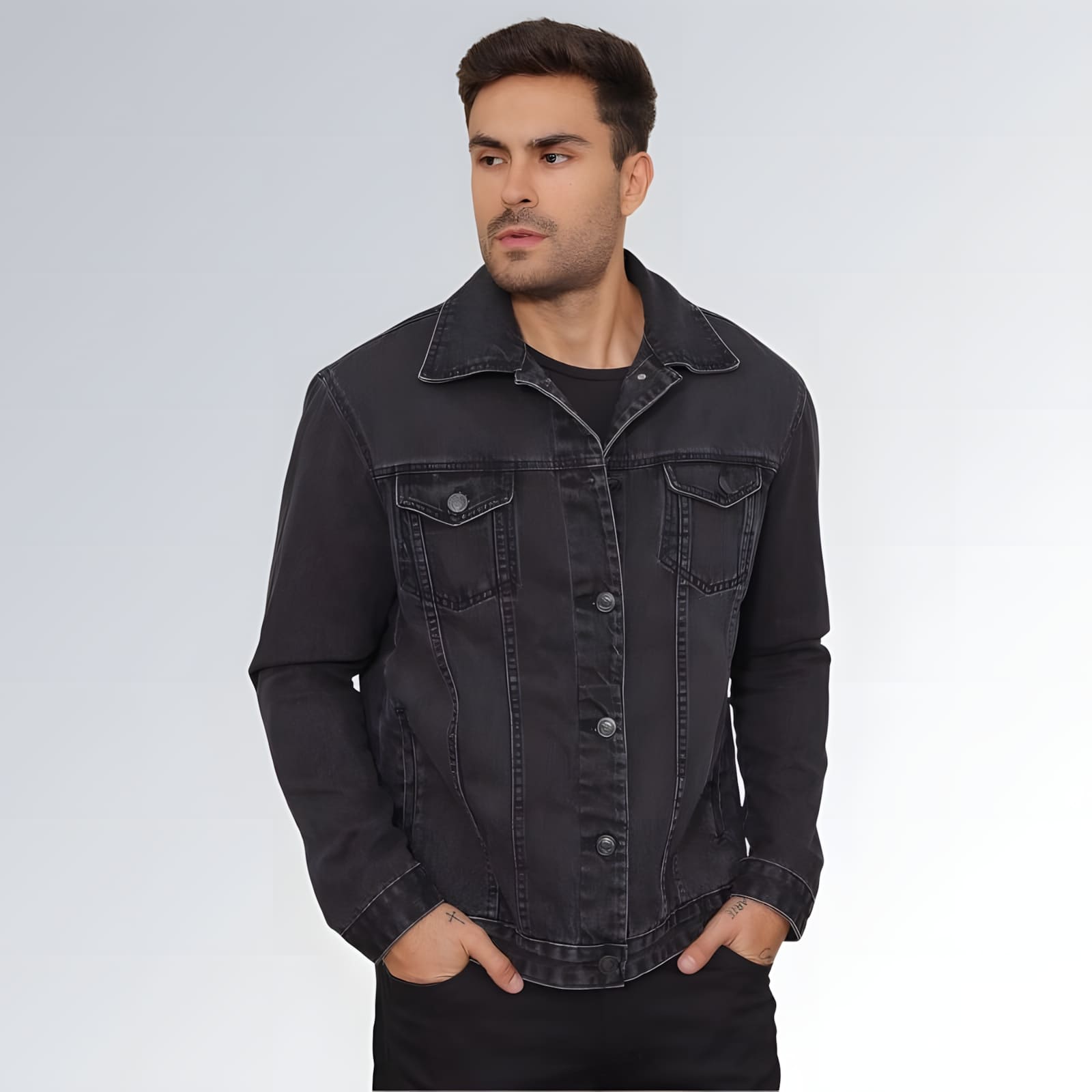 Jaqueta jeans preta Pthirillo masculina com fechamento frontal em botões, bolsos no peito e costura aparente — peça moderna disponível para venda online de moda masculina casual.