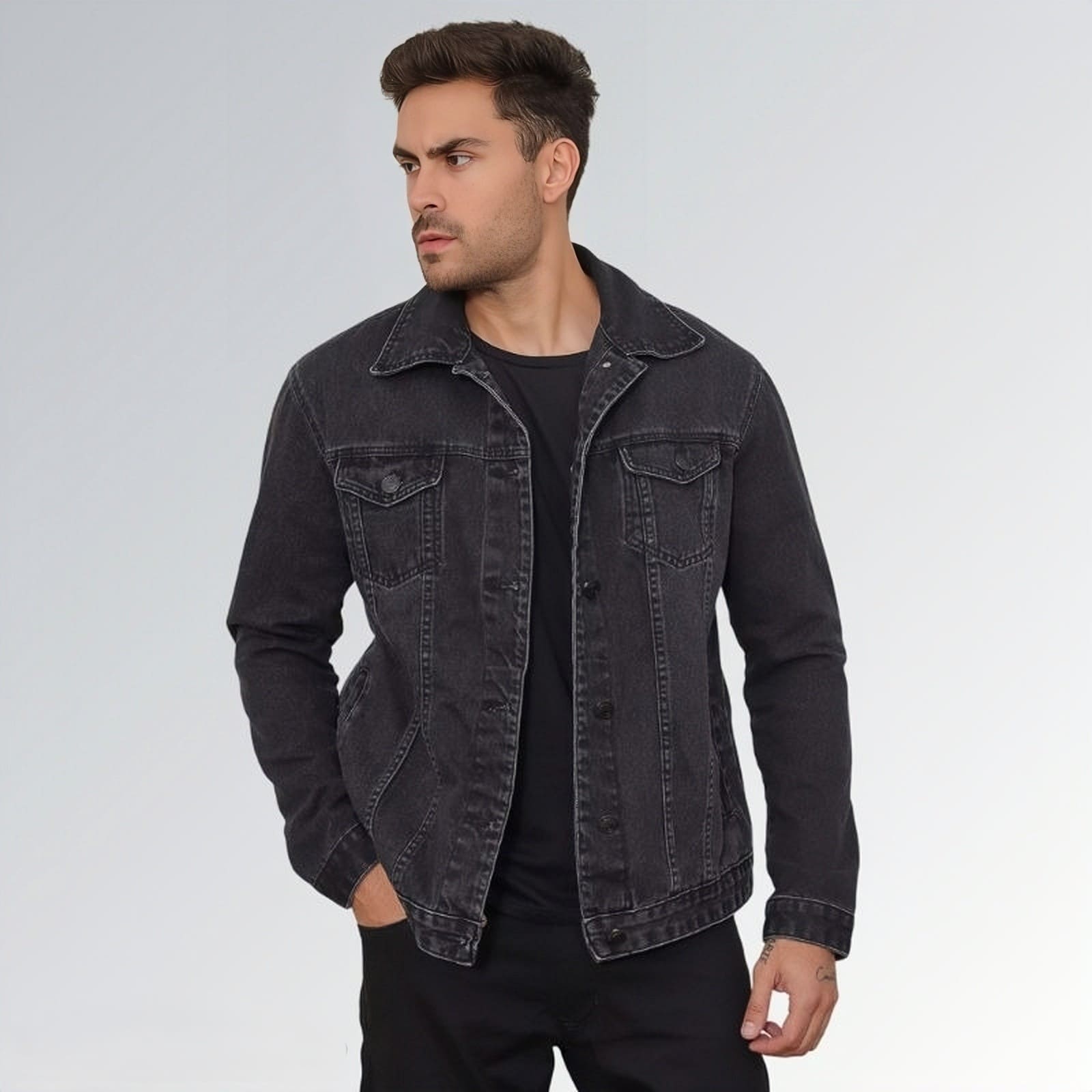 Jaqueta jeans preta Pthirillo masculina com fechamento frontal em botões, bolsos no peito e costura aparente — peça moderna disponível para venda online de moda masculina casual.