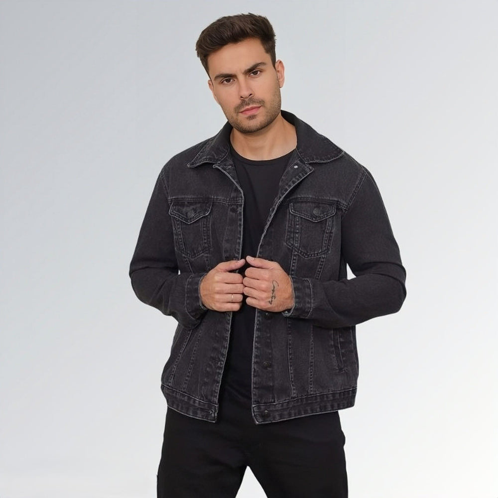 Jaqueta jeans preta Pthirillo masculina com fechamento frontal em botões, bolsos no peito e costura aparente — peça moderna disponível para venda online de moda masculina casual.
