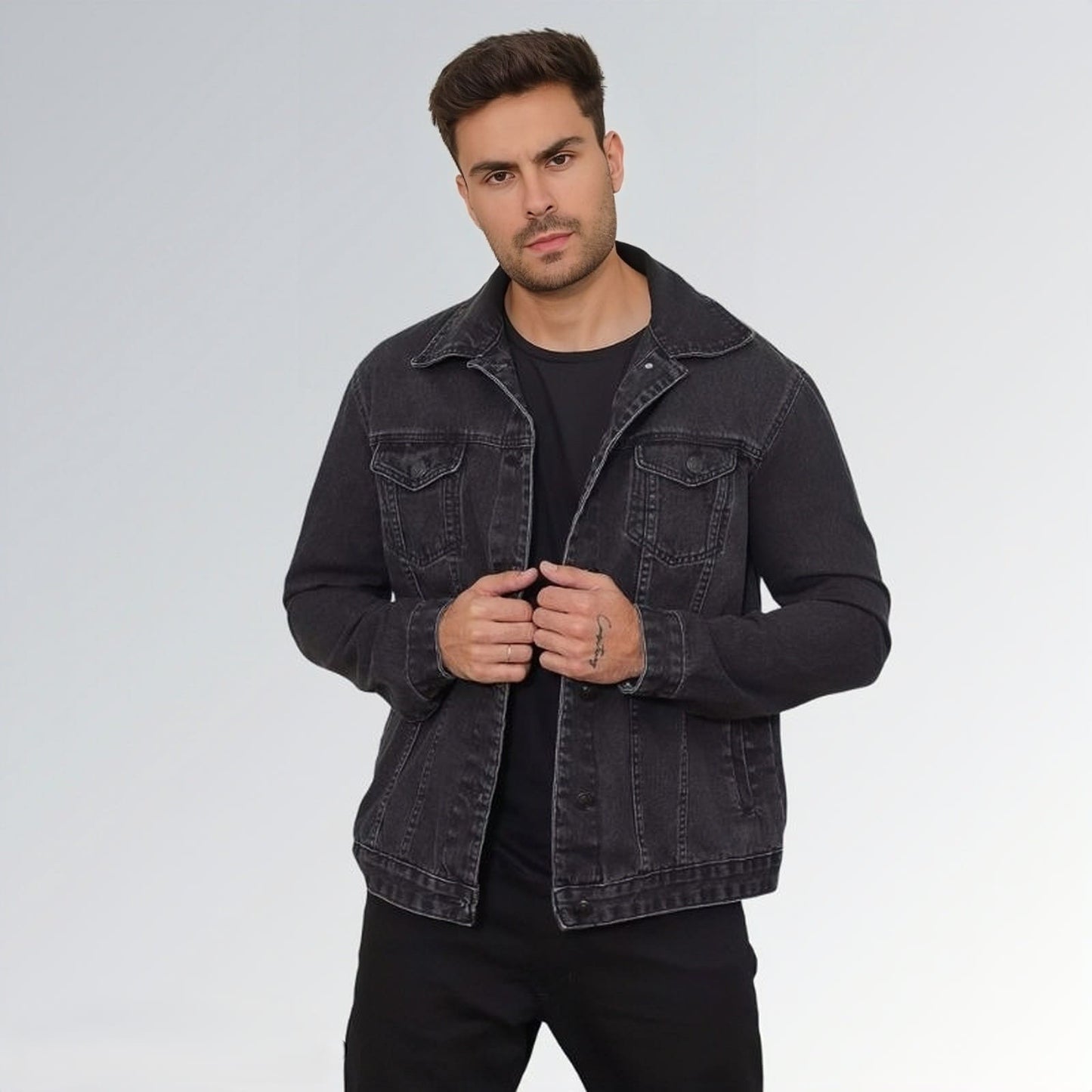 Jaqueta jeans preta Pthirillo masculina com fechamento frontal em botões, bolsos no peito e costura aparente — peça moderna disponível para venda online de moda masculina casual.