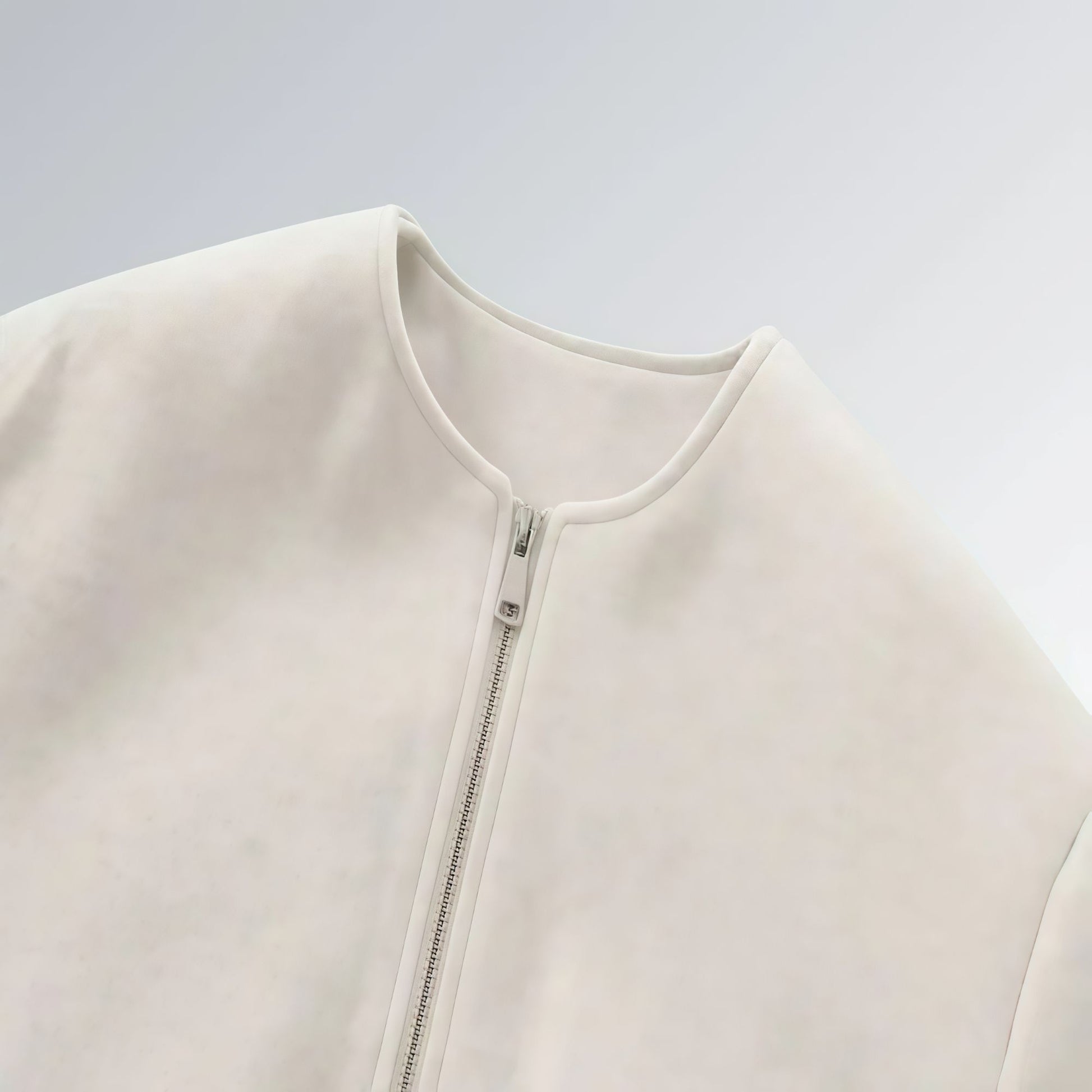 Jaqueta feminina branca com zíper metálico, mangas bufantes e bolsos frontais, estilo casual streetwear para o outono.