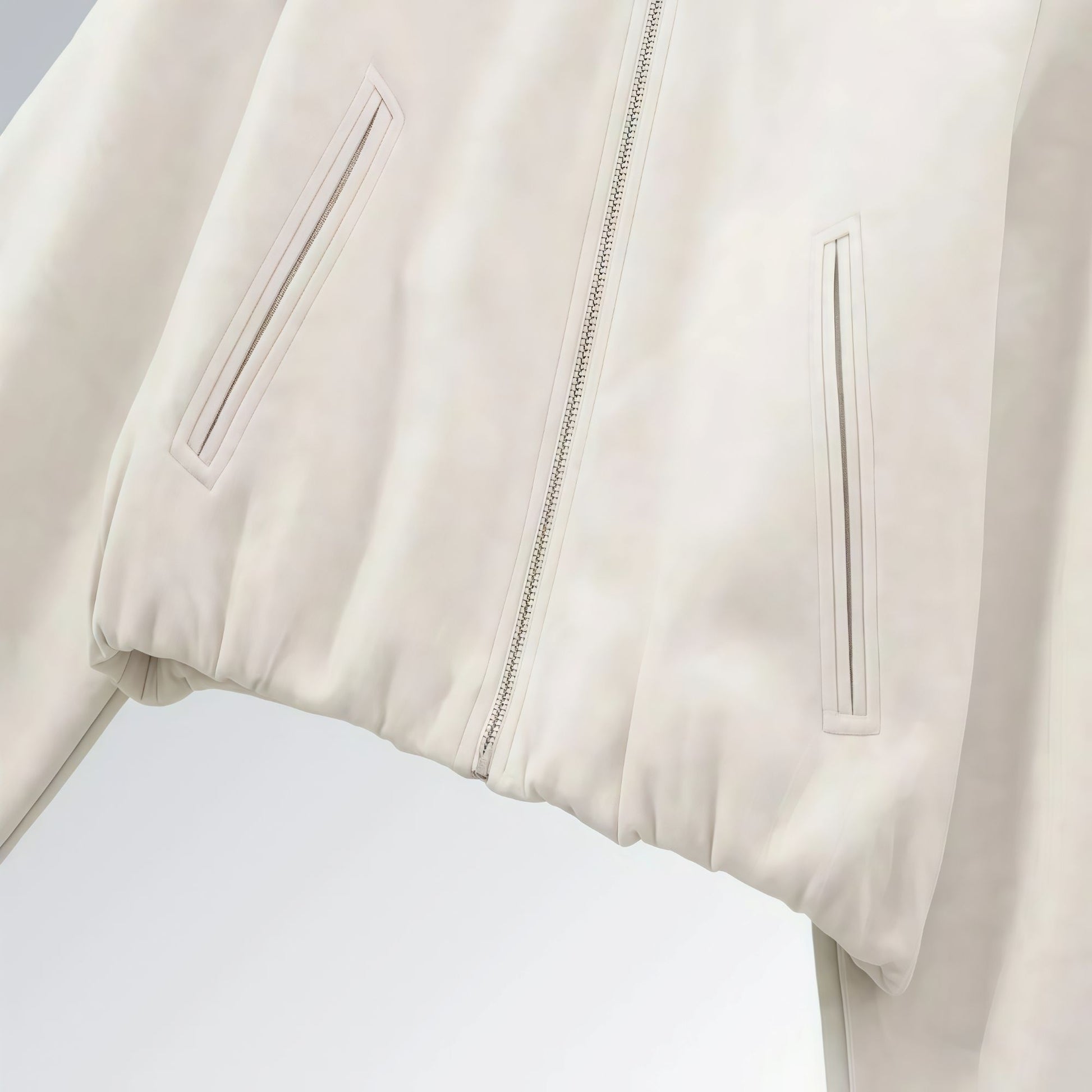 Jaqueta feminina branca com zíper metálico, mangas bufantes e bolsos frontais, estilo casual streetwear para o outono.