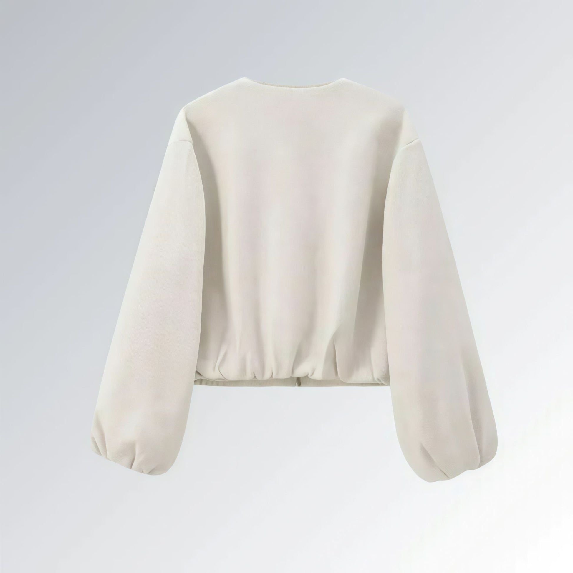 Jaqueta feminina branca com zíper metálico, mangas bufantes e bolsos frontais, estilo casual streetwear para o outono.