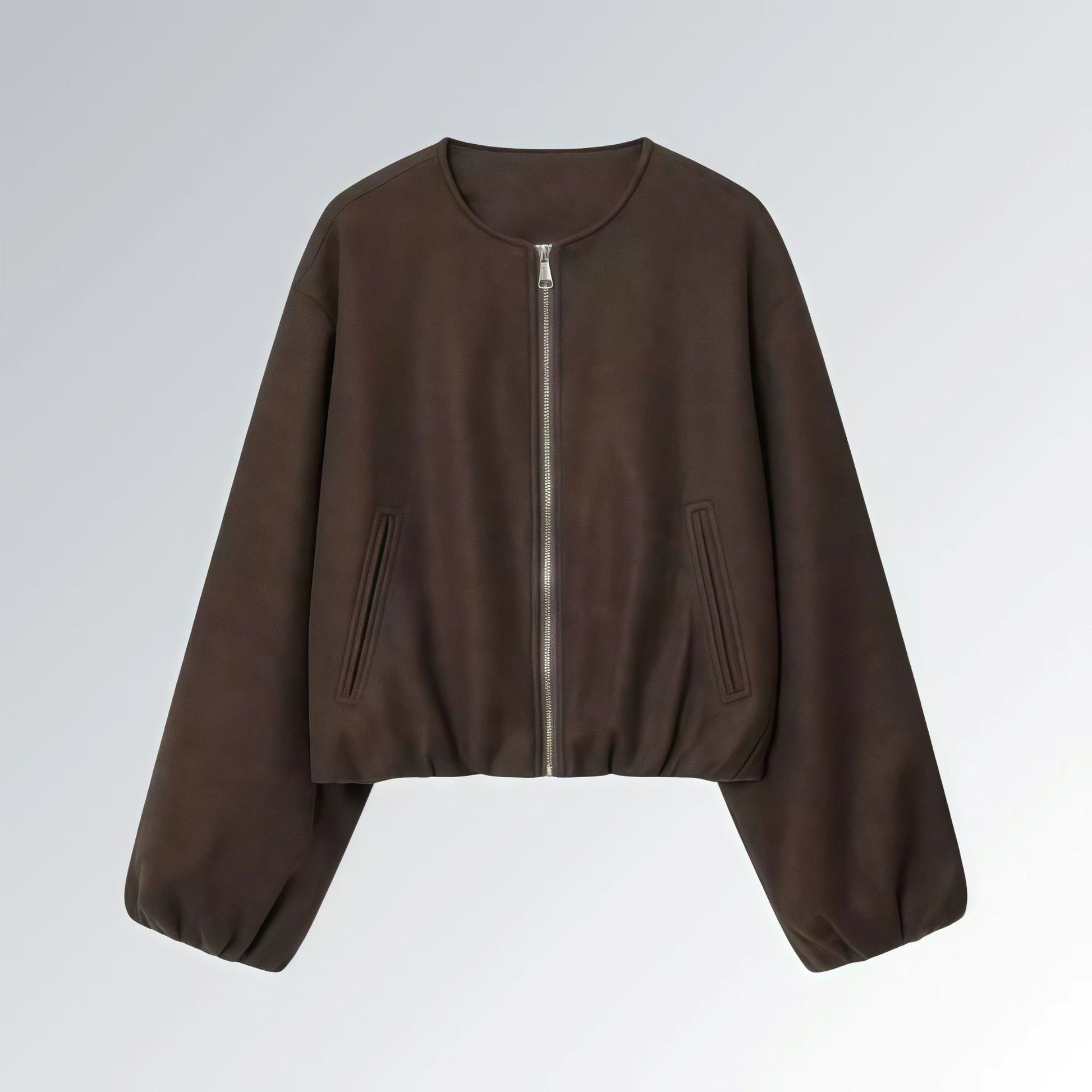 Jaqueta feminina marrom escuro com zíper metálico, mangas bufantes e bolsos frontais, estilo casual streetwear para o outono.
