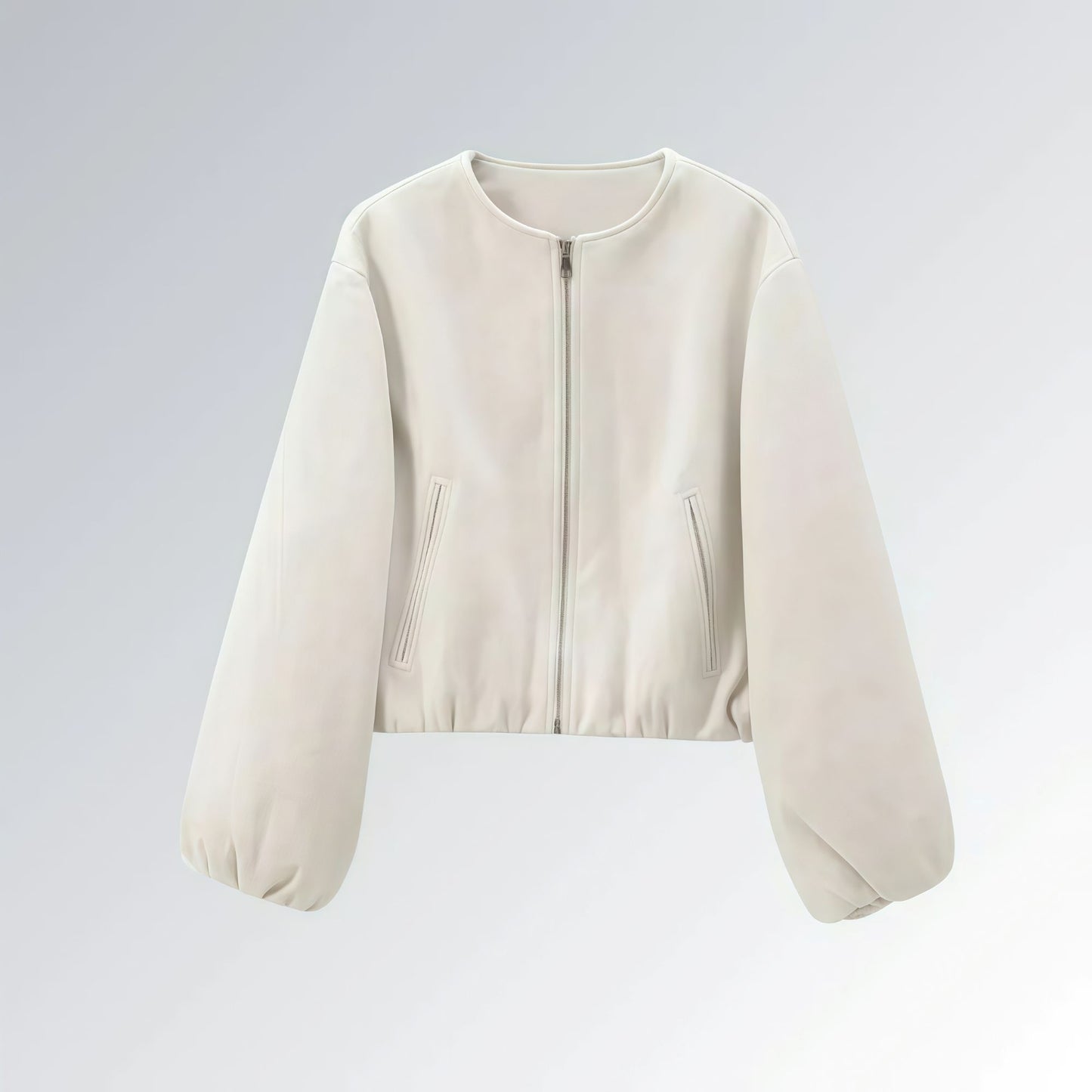 Jaqueta feminina branca com zíper metálico, mangas bufantes e bolsos frontais, estilo casual streetwear para o outono.