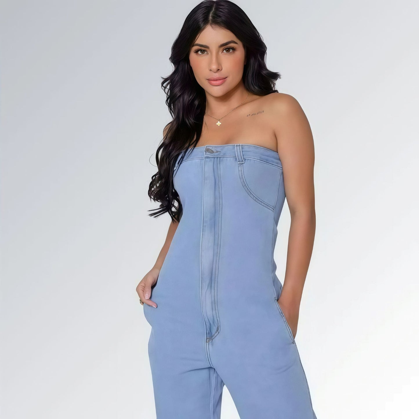 Macacão azul jeans claro longo feminino tomara que caia e bolsos laterais, pernas largas e sandálias plataforma pretas — peça moderna disponível para venda online de moda casual.