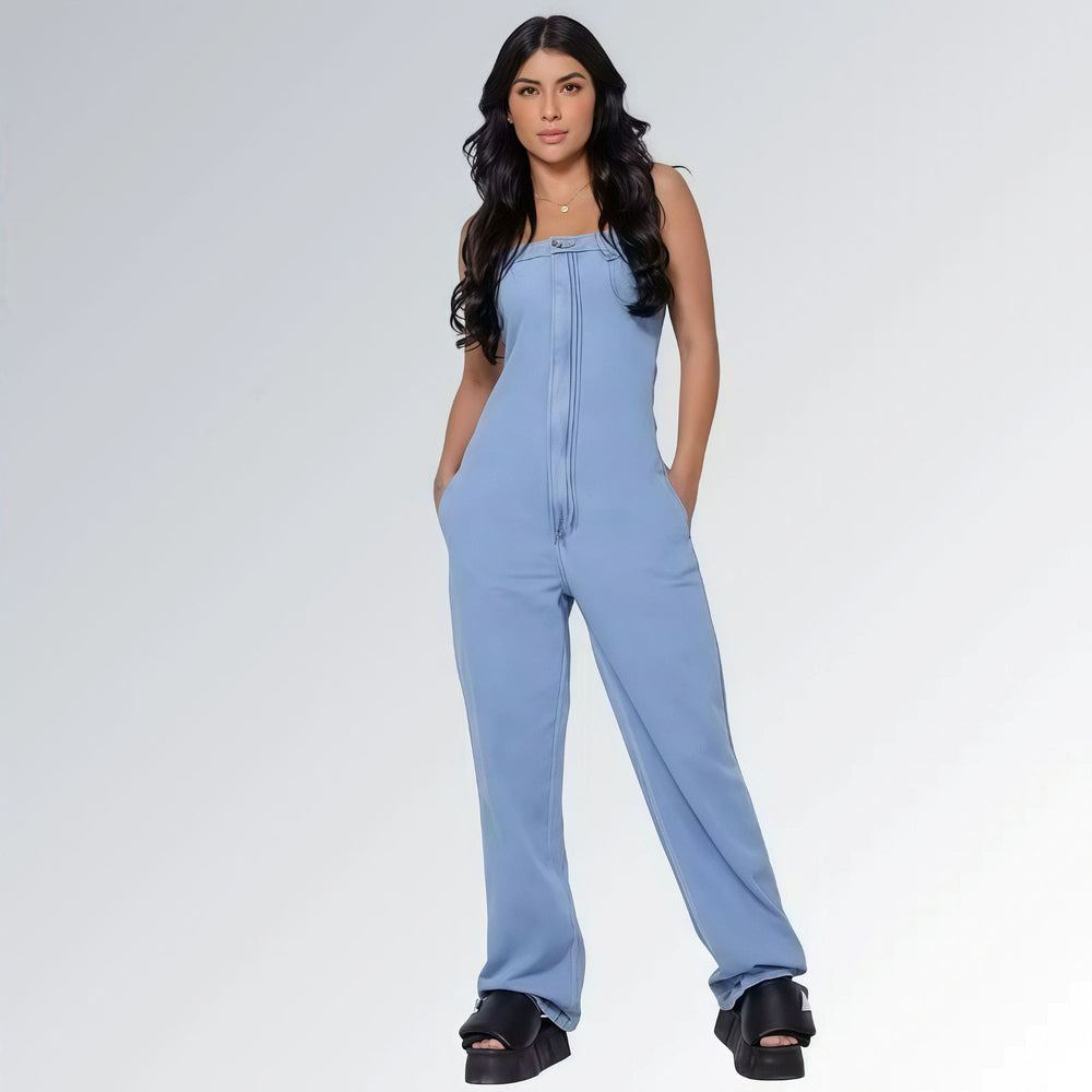 Macacão azul jeans claro longo feminino tomara que caia e bolsos laterais, pernas largas e sandálias plataforma pretas — peça moderna disponível para venda online de moda casual.