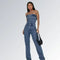 Macacão jeans feminino longo sem mangas com fechamento frontal por botões, cintura ajustada e pernas largas,  peça moderna disponível para venda online de moda casual e elegante.
