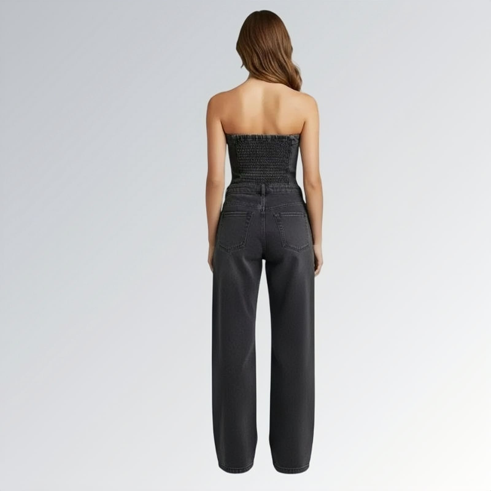 Macacão preto jeans feminino longo sem mangas com fechamento frontal por botões, cintura ajustada e pernas largas,  peça moderna disponível para venda online de moda casual e elegante.