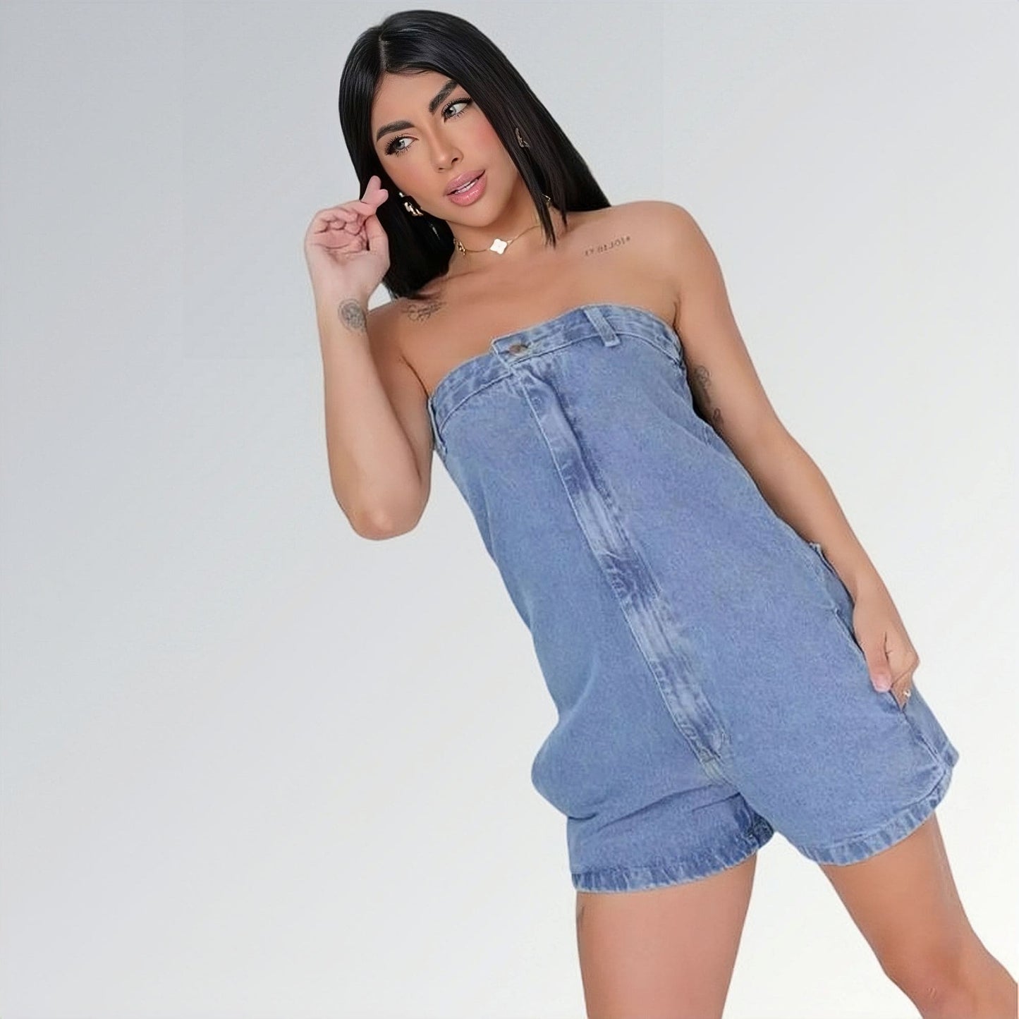 Macaquinho jeans feminino tomara que caia azul claro com bolsos laterais e detalhe de costura frontal, peça moderna disponível para venda online de moda casual.